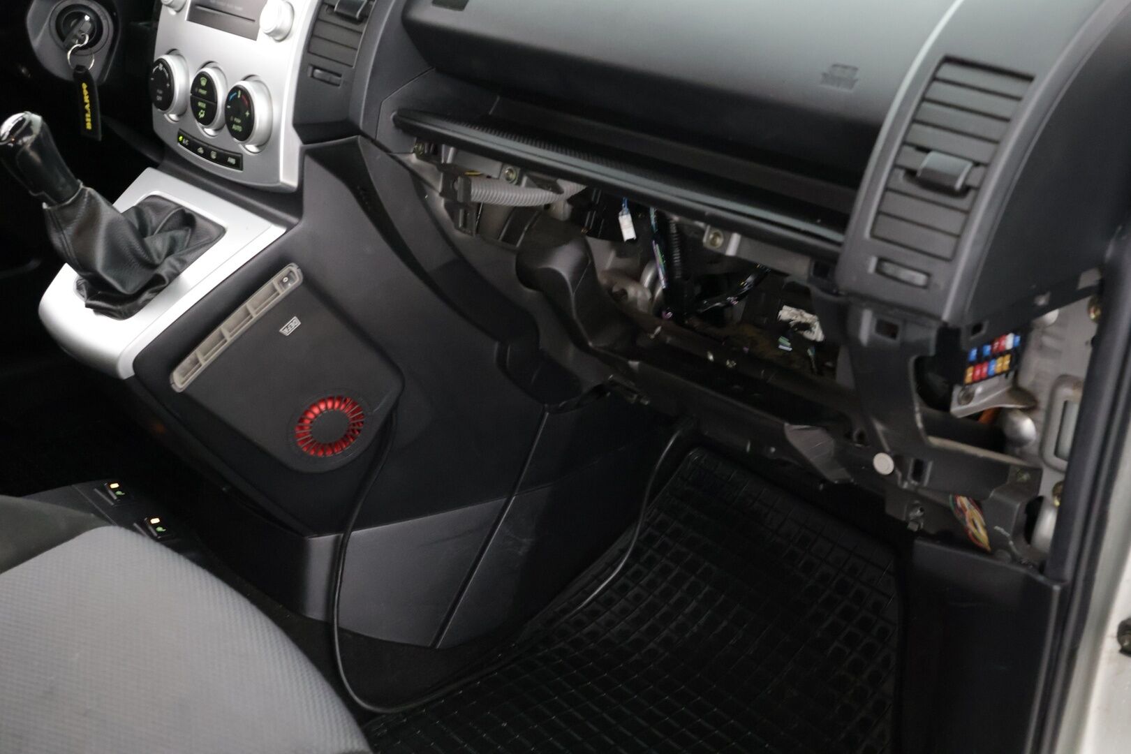 Mazda 5 2006 MPV 2,0 Elegance 5MT 5d H29 - YritysOutlet - myydään vain yrityksille!! - *Koukku / Lohkolämmitin sisäpistokkeella*