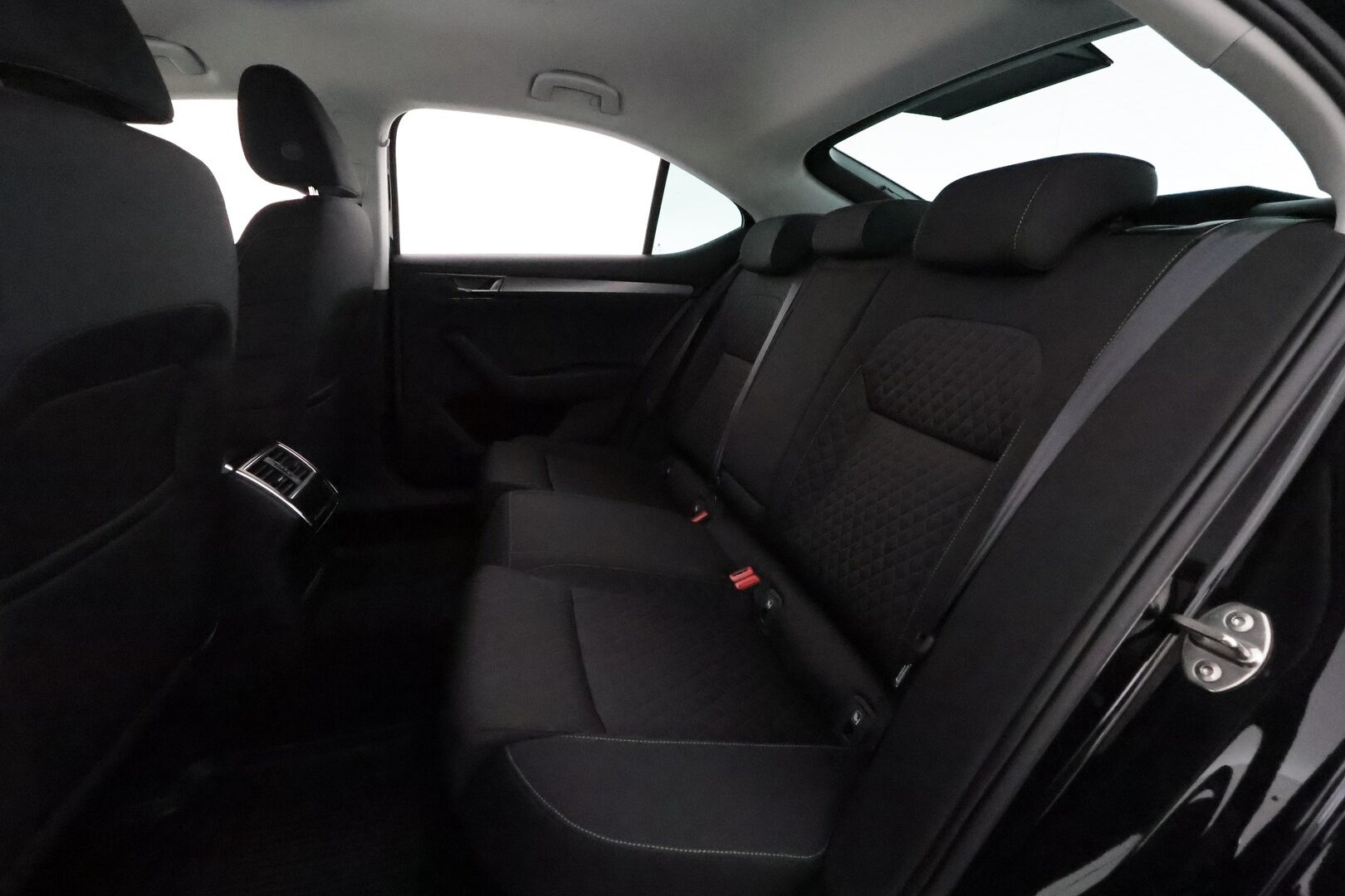 Skoda Superb 2022 2.0 TDI 150 Ambition BusinessLine DSG Aut. **Webasto / LED / Digimittaristo / Koukku / Vakkari / P.kamera** - 1-om Suomi-auto / Kahdet Renkaat / Merkkihuollettu!