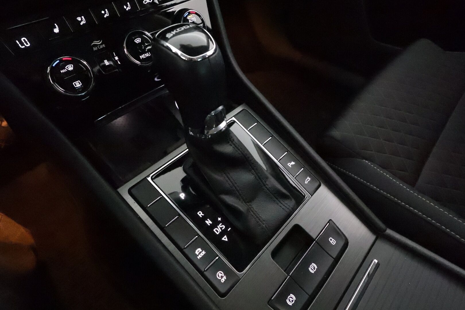Skoda Superb 2022 2.0 TDI 150 Ambition BusinessLine DSG Aut. **Webasto / LED / Digimittaristo / Koukku / Vakkari / P.kamera** - 1-om Suomi-auto / Kahdet Renkaat / Merkkihuollettu!