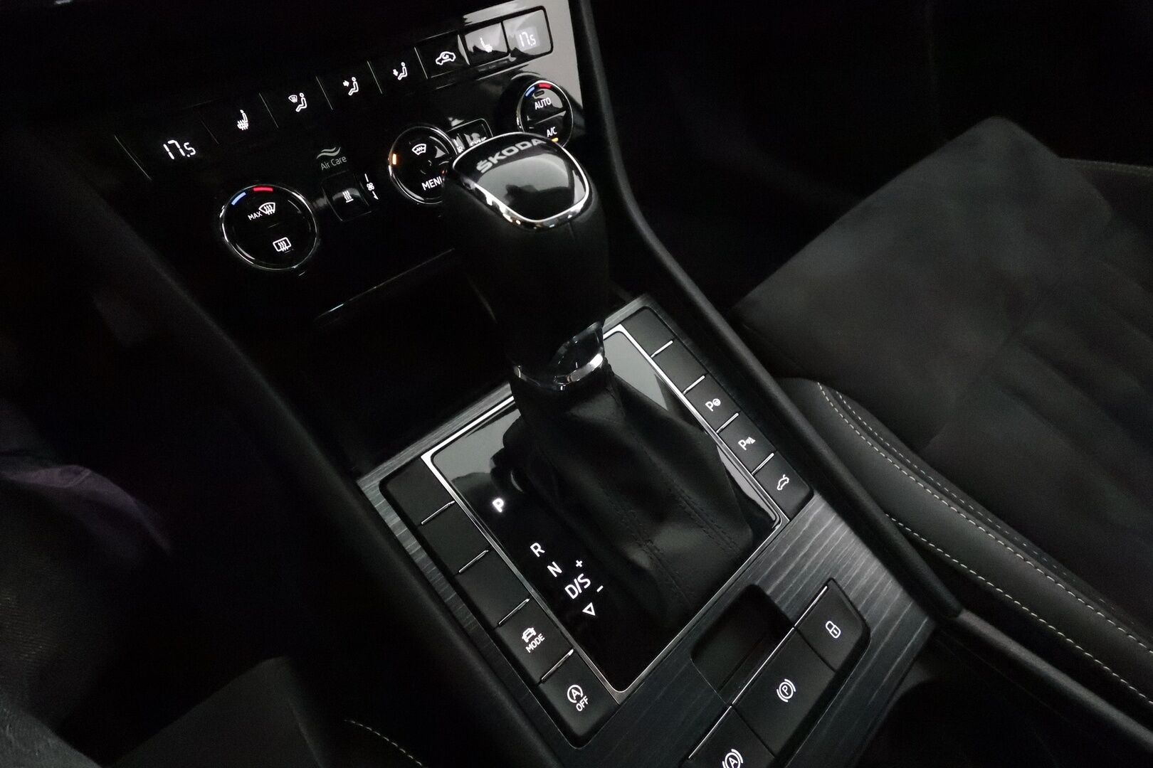 Skoda Superb 2022 Combi 2.0 TDI 150 Style DSG **ACC / Webasto / Koukku / Navi / Matrix LED / Muistipenkit / Nahka-Alcantara** - 1.Om Suomi-auto / Kahdet renkaat aluvanteilla / Merkkihuollettu