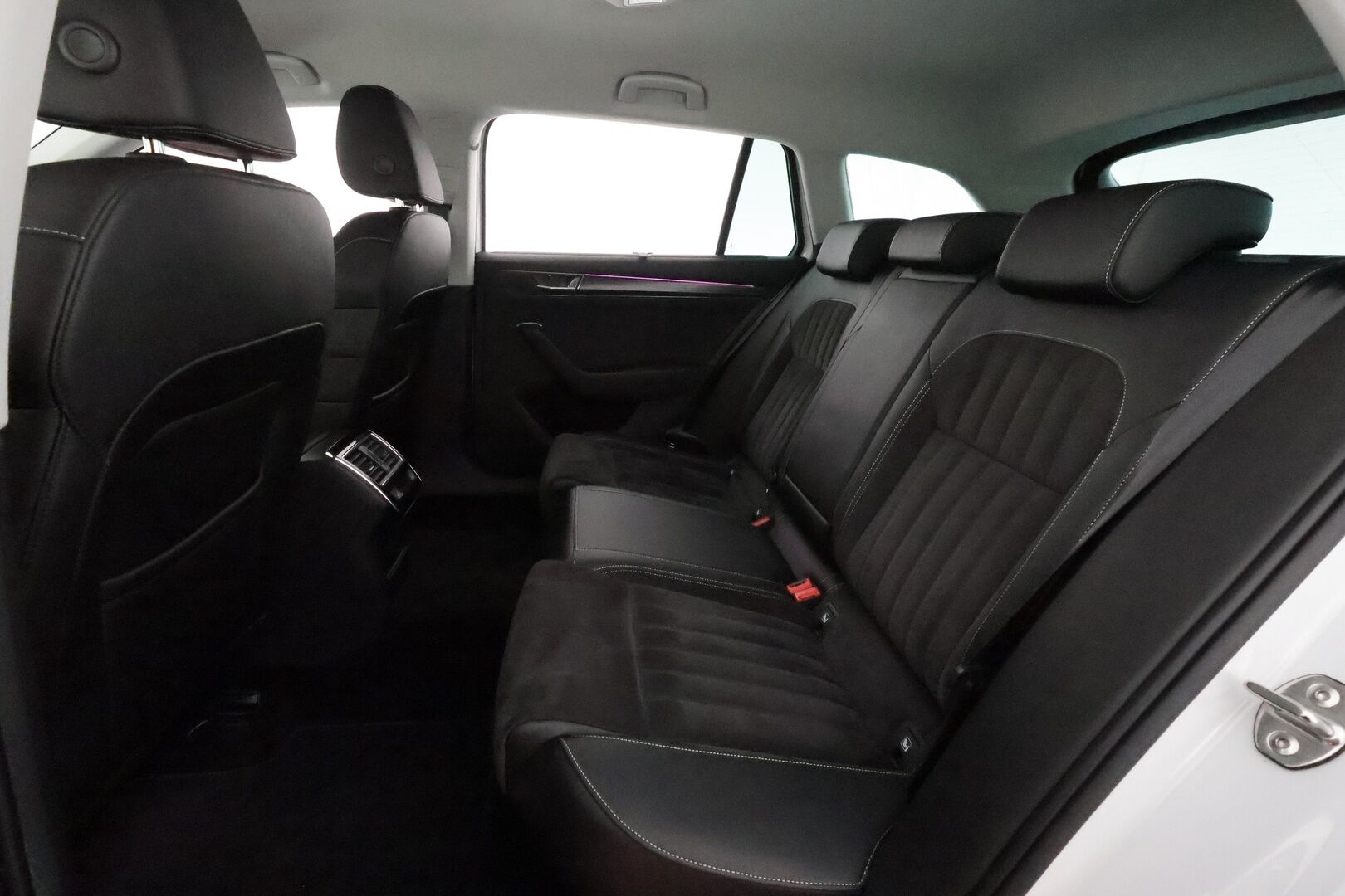 Skoda Superb 2022 Combi 2.0 TDI 150 Style DSG **ACC / Webasto / Koukku / Navi / Matrix LED / Muistipenkit / Nahka-Alcantara** - 1.Om Suomi-auto / Kahdet renkaat aluvanteilla / Merkkihuollettu
