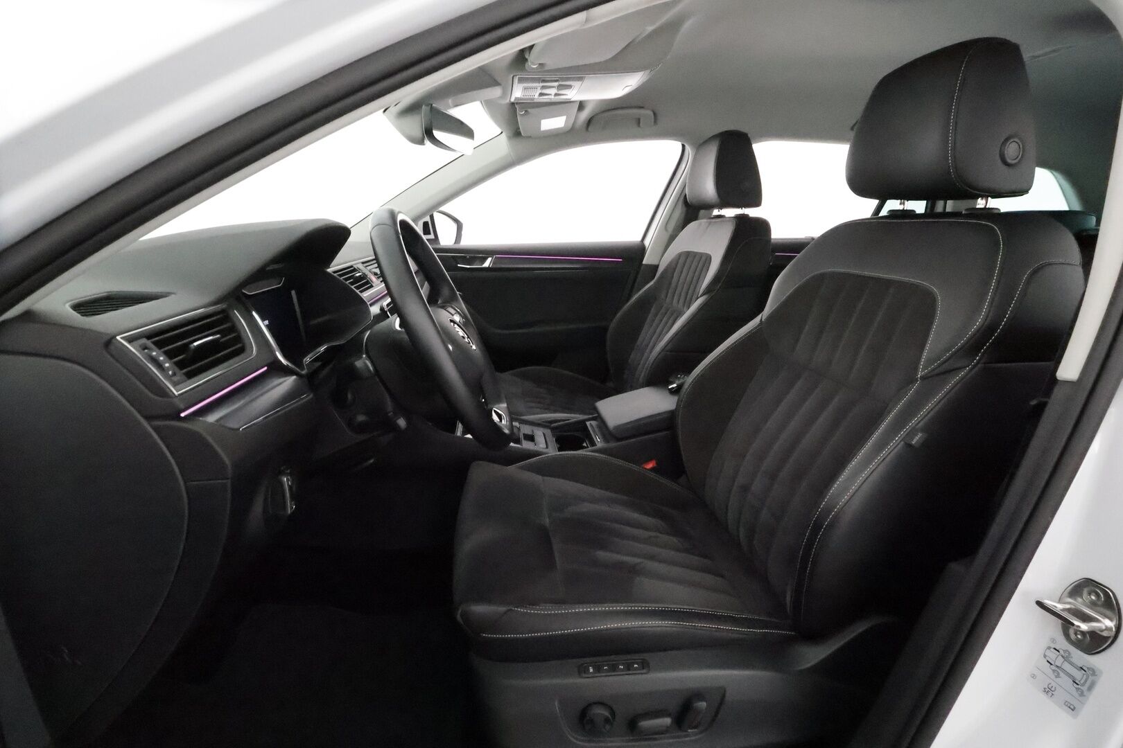 Skoda Superb 2022 Combi 2.0 TDI 150 Style DSG **ACC / Webasto / Koukku / Navi / Matrix LED / Muistipenkit / Nahka-Alcantara** - 1.Om Suomi-auto / Kahdet renkaat aluvanteilla / Merkkihuollettu
