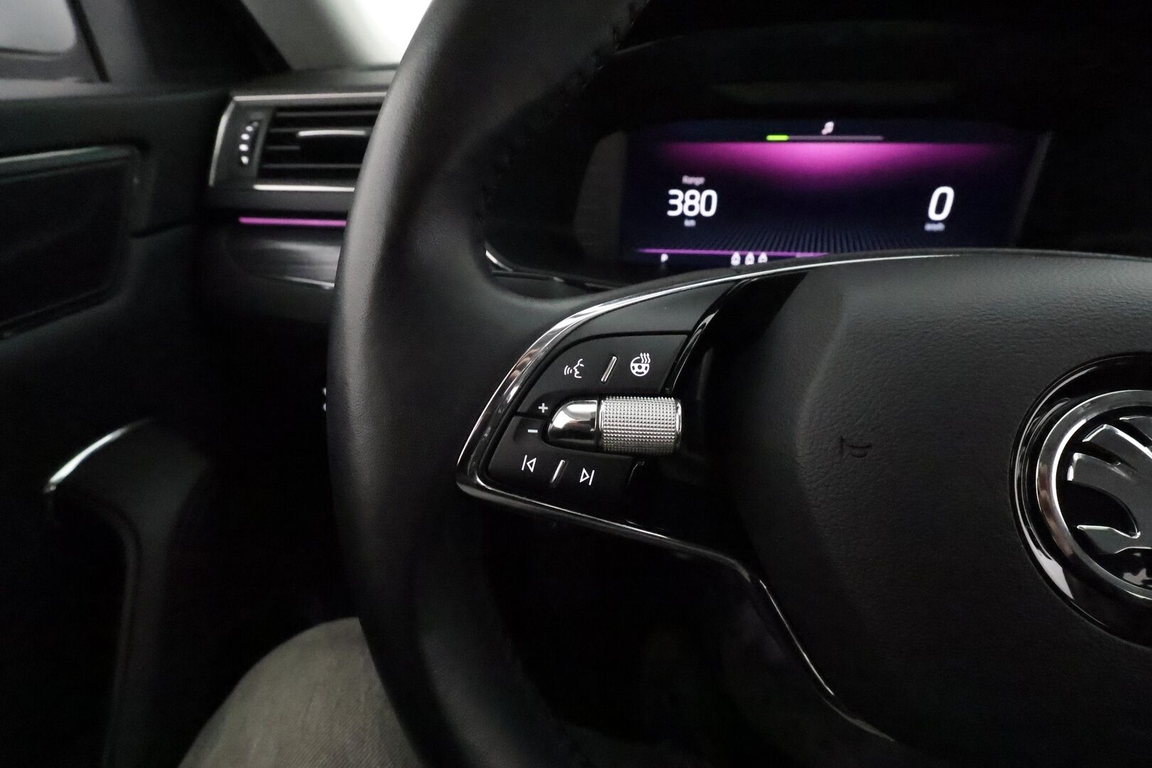Skoda Superb 2022 Combi 2.0 TDI 150 Style DSG **ACC / Webasto / Koukku / Navi / Matrix LED / Muistipenkit / Nahka-Alcantara** - 1.Om Suomi-auto / Kahdet renkaat aluvanteilla / Merkkihuollettu