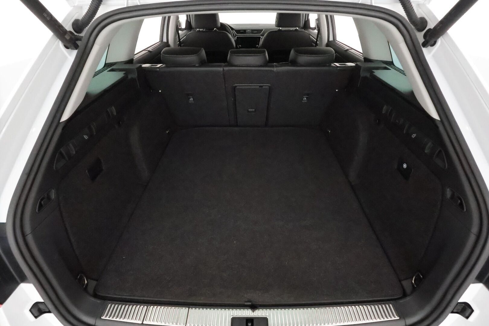 Skoda Superb 2022 Combi 2.0 TDI 150 Style DSG **ACC / Webasto / Koukku / Navi / Matrix LED / Muistipenkit / Nahka-Alcantara** - 1.Om Suomi-auto / Kahdet renkaat aluvanteilla / Merkkihuollettu