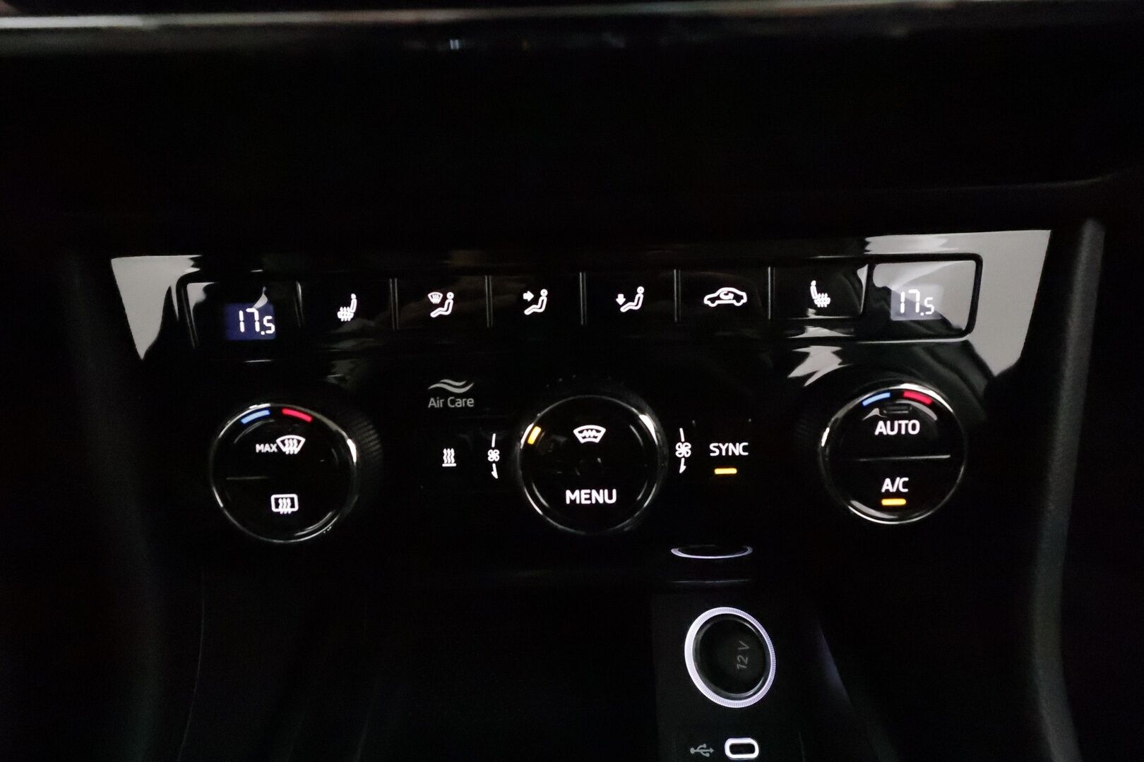 Skoda Superb 2022 Combi 2.0 TDI 150 Style DSG **ACC / Webasto / Koukku / Navi / Matrix LED / Muistipenkit / Nahka-Alcantara** - 1.Om Suomi-auto / Kahdet renkaat aluvanteilla / Merkkihuollettu