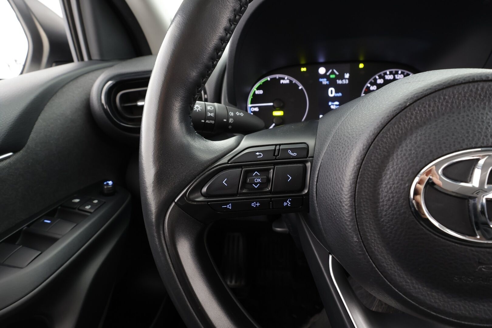 Toyota Yaris 2022 1,5 Hybrid Active * ACC / Kaistavahti / Navi / P.Kamera / Apple&Android / Keyless / Ratinlämmitin / 2x Renkaat / ALV * - Suomi-auto / Merkkihuollettu - HULLUT AVAJAISHULINAT KORKOTARJOUS 3,29 %