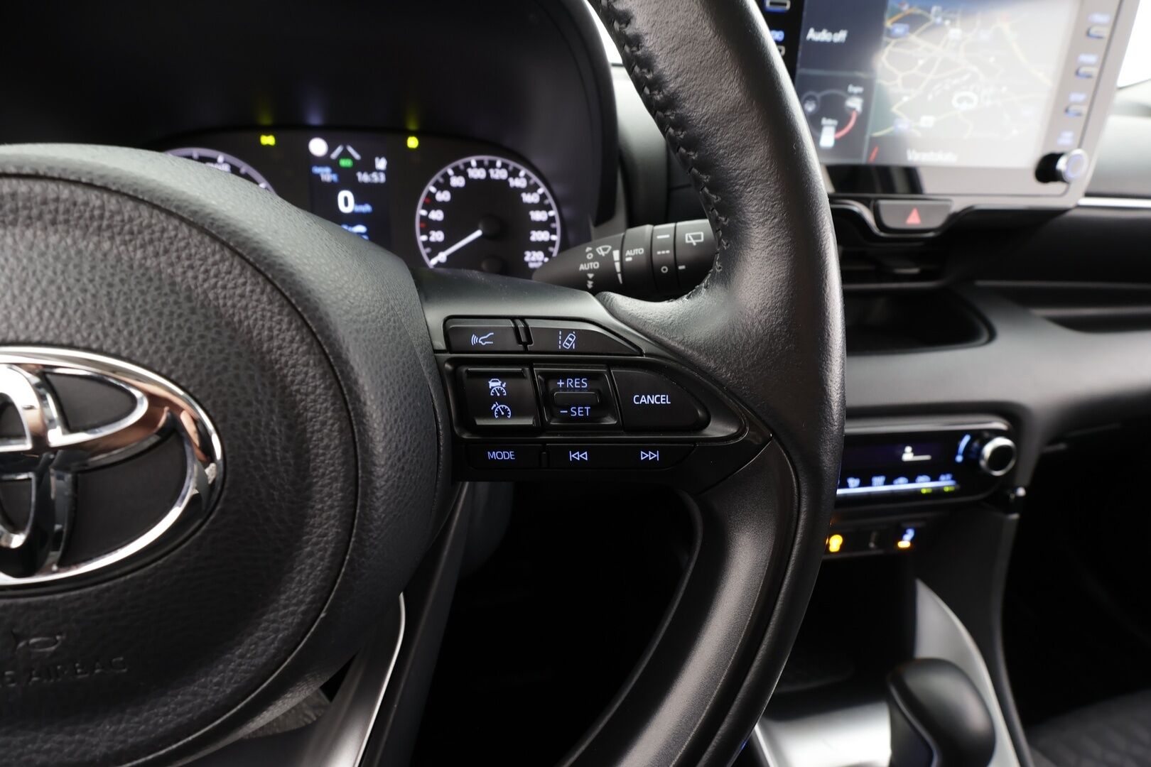 Toyota Yaris 2022 1,5 Hybrid Active * ACC / Kaistavahti / Navi / P.Kamera / Apple&Android / Keyless / Ratinlämmitin / 2x Renkaat / ALV * - Suomi-auto / Merkkihuollettu - HULLUT AVAJAISHULINAT KORKOTARJOUS 3,29 %