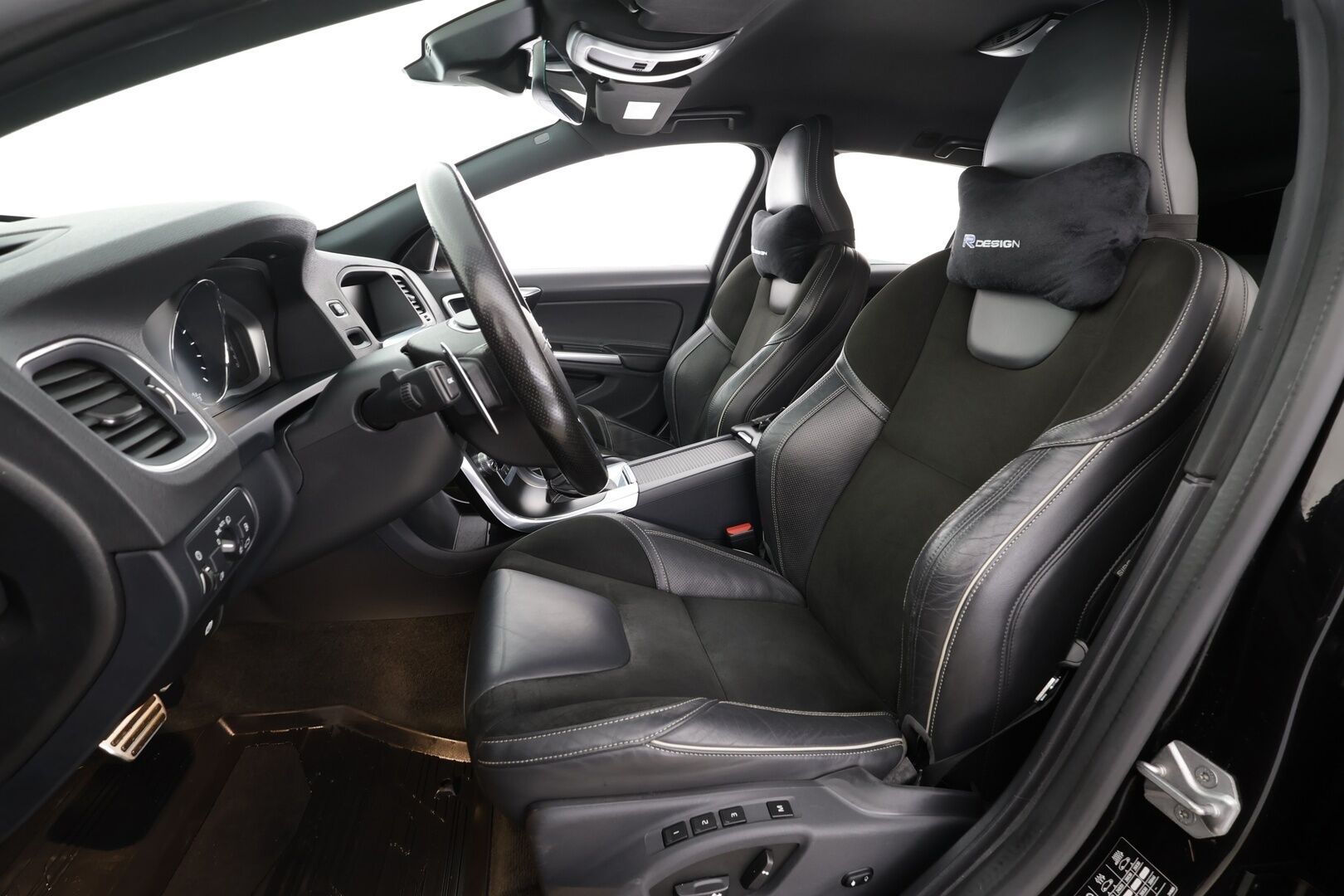 Volvo V60 2017 T5 R-Design aut * Webasto / Vakkari / Xenon / P.Tutkat / Muistipenkki / Navi / Keyless * - Kahdet renkaat aluvanteilla