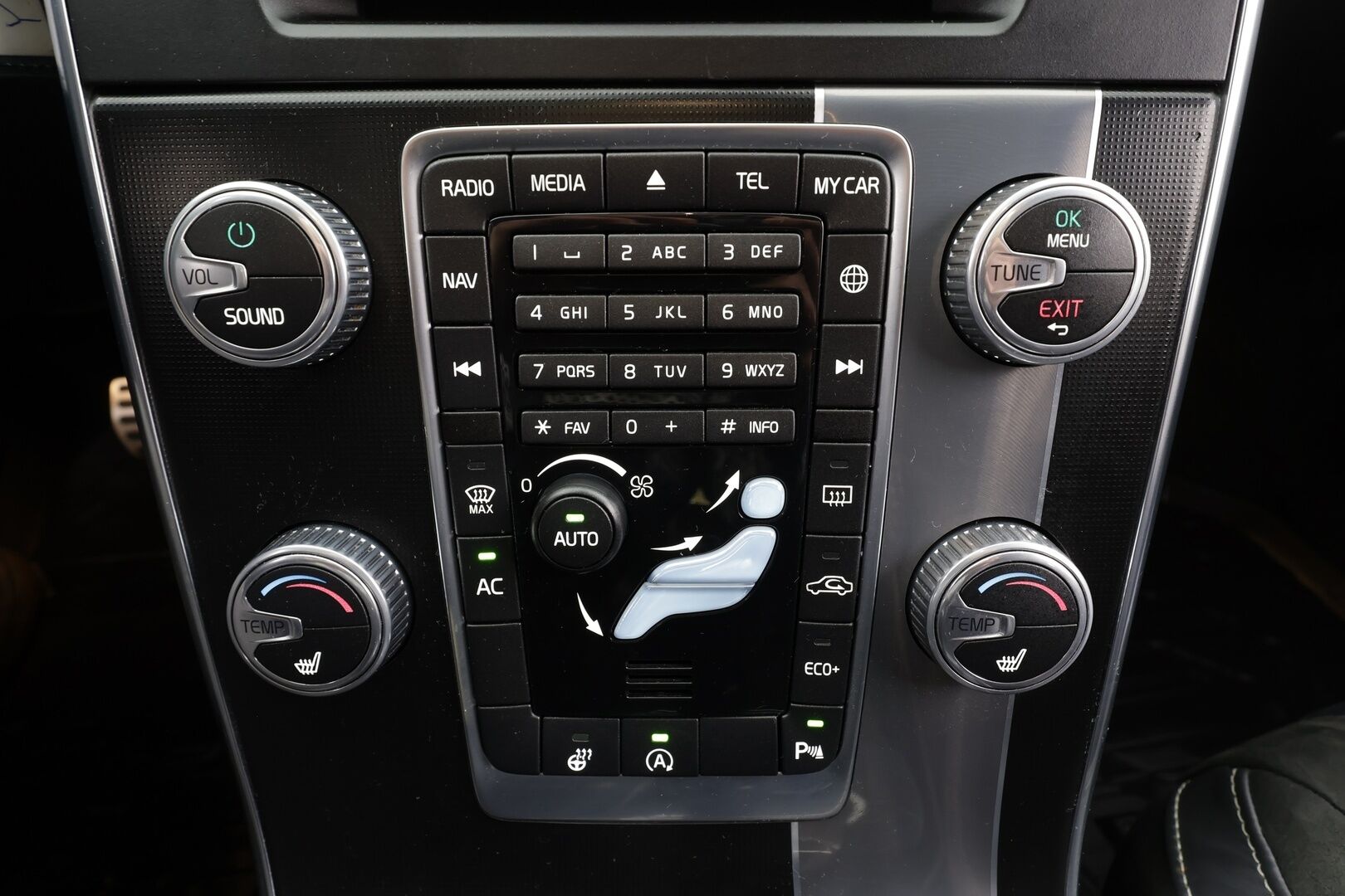 Volvo V60 2017 T5 R-Design aut * Webasto / Vakkari / Xenon / P.Tutkat / Muistipenkki / Navi / Keyless * - Kahdet renkaat aluvanteilla