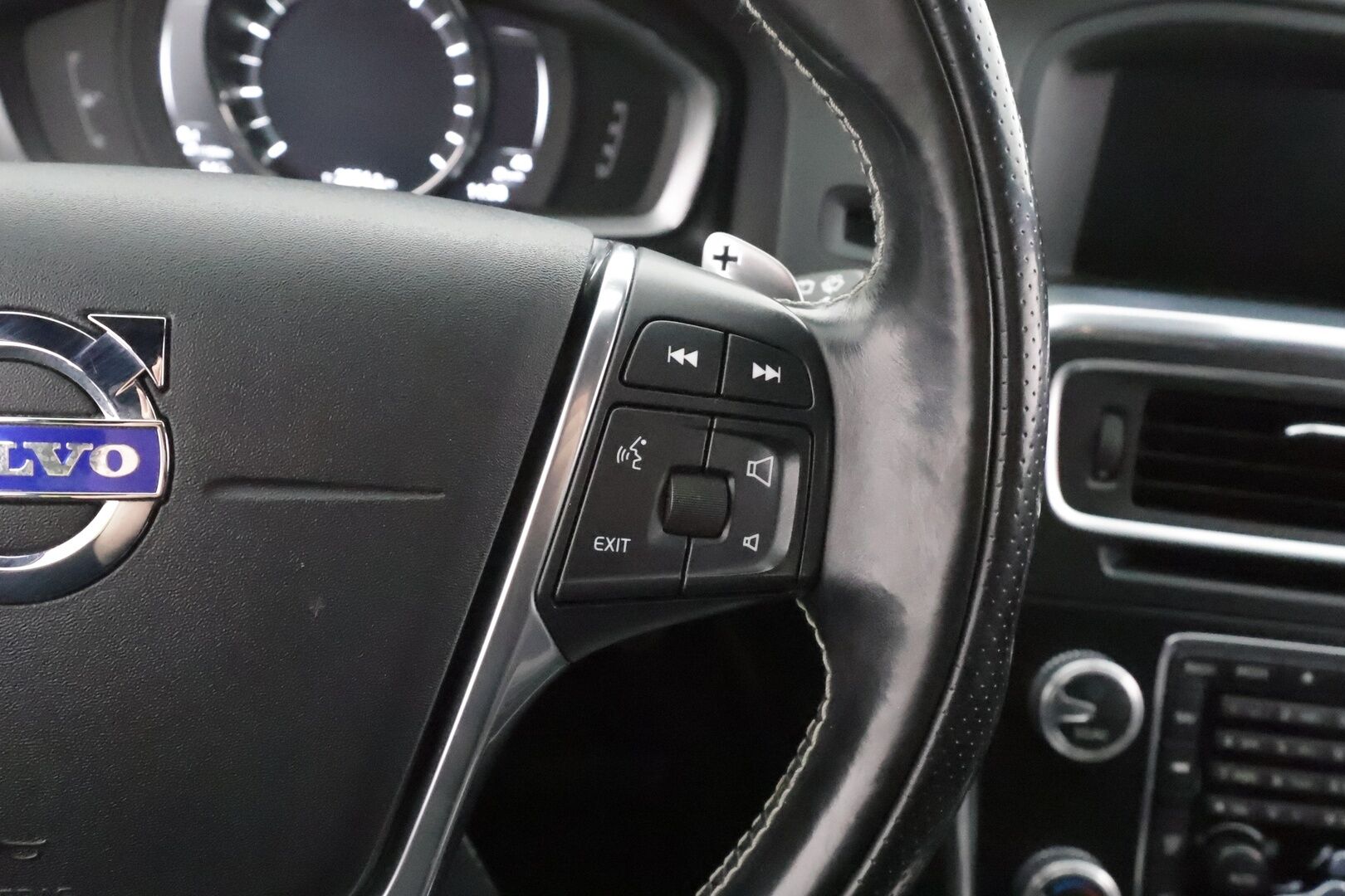 Volvo V60 2017 T5 R-Design aut * Webasto / Vakkari / Xenon / P.Tutkat / Muistipenkki / Navi / Keyless * - Kahdet renkaat aluvanteilla