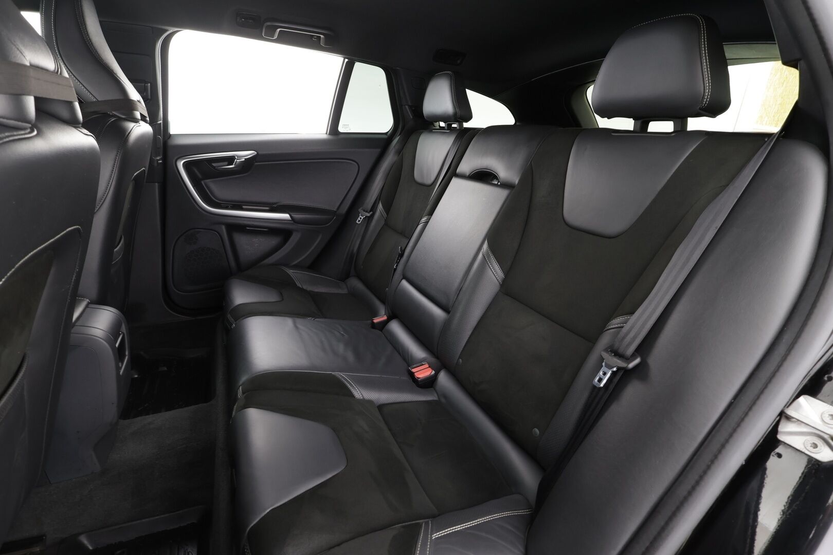 Volvo V60 2017 T5 R-Design aut * Webasto / Vakkari / Xenon / P.Tutkat / Muistipenkki / Navi / Keyless * - Kahdet renkaat aluvanteilla