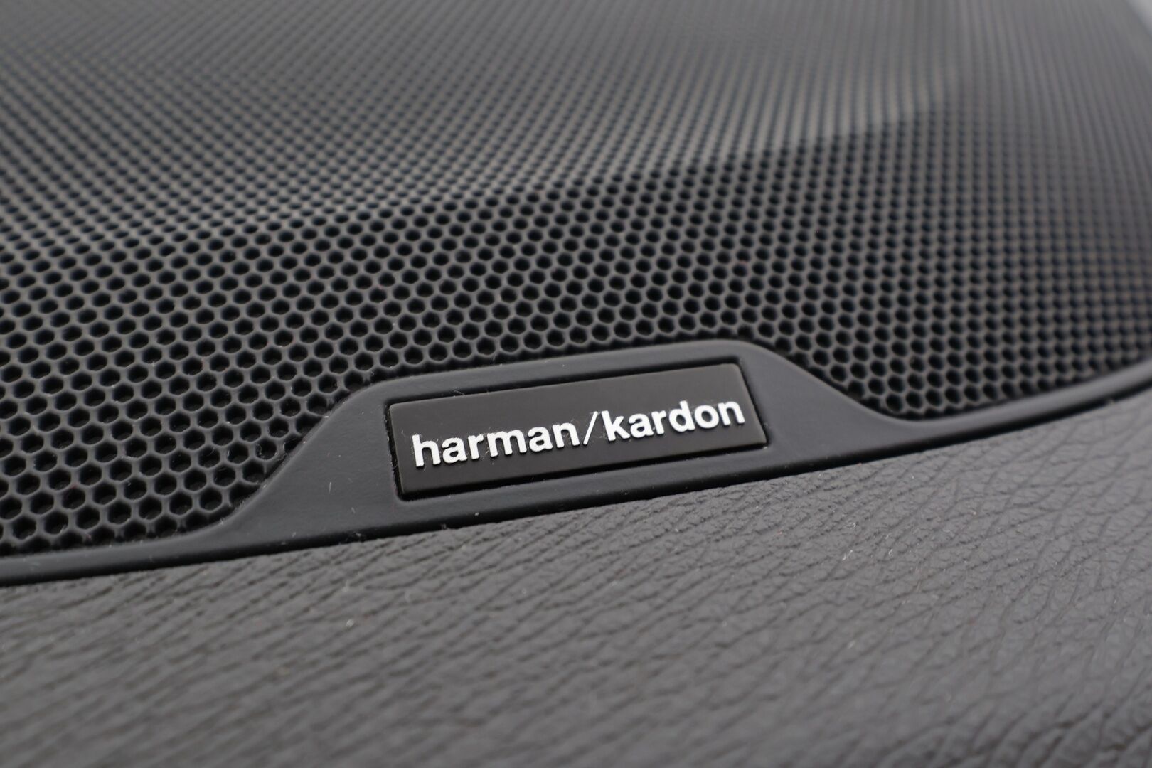 Volvo V60 2017 T5 R-Design aut * Facelift / Webasto / H&K / Muistipenkki / Keyless / Vakkari / Sporttipenkit * - 2x renkaat alu vanteille - HULLU BLACKWEEK KORKOTARJOUS 2,49%