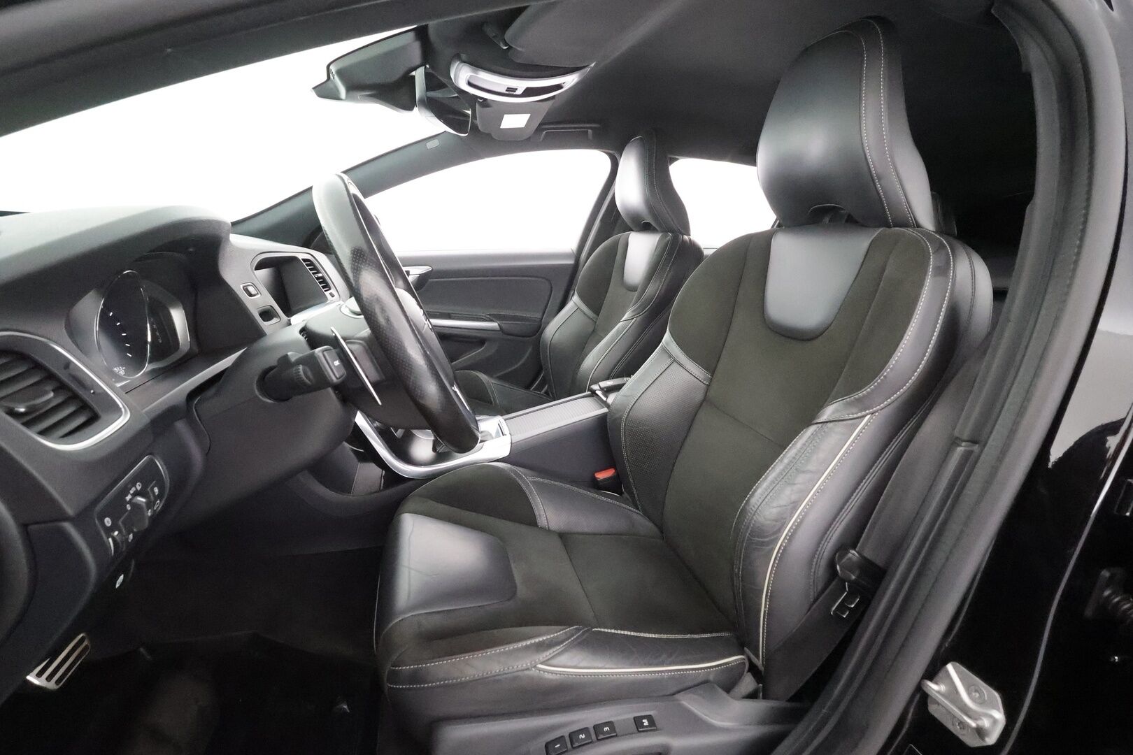 Volvo V60 2017 T5 R-Design aut * Webasto / Vakkari / Xenon / P.Tutkat / Muistipenkki / Navi / Keyless * - Kahdet renkaat aluvanteilla