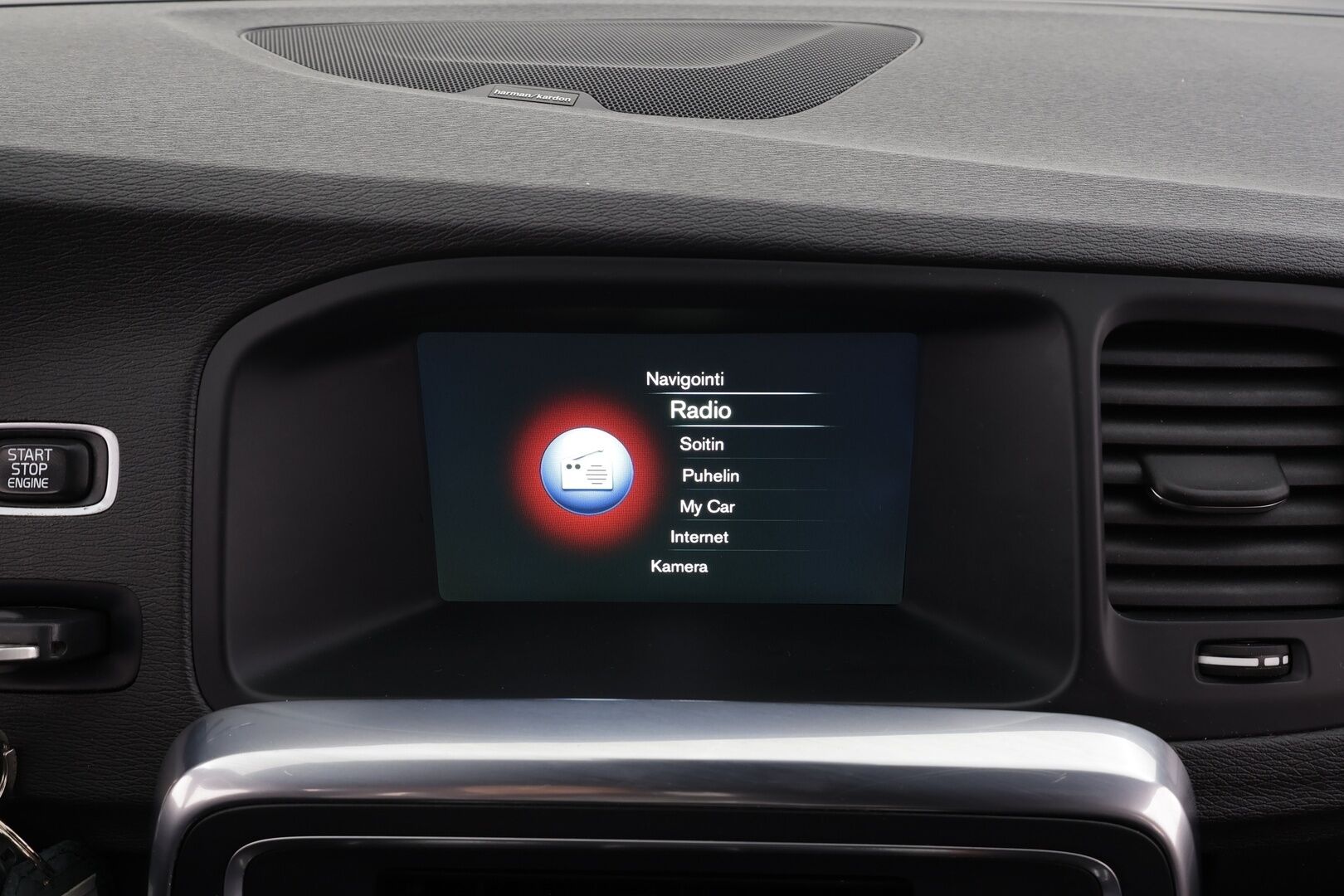 Volvo V60 2017 T5 R-Design aut * Webasto / Vakkari / Xenon / P.Tutkat / Muistipenkki / Navi / Keyless * - Kahdet renkaat aluvanteilla