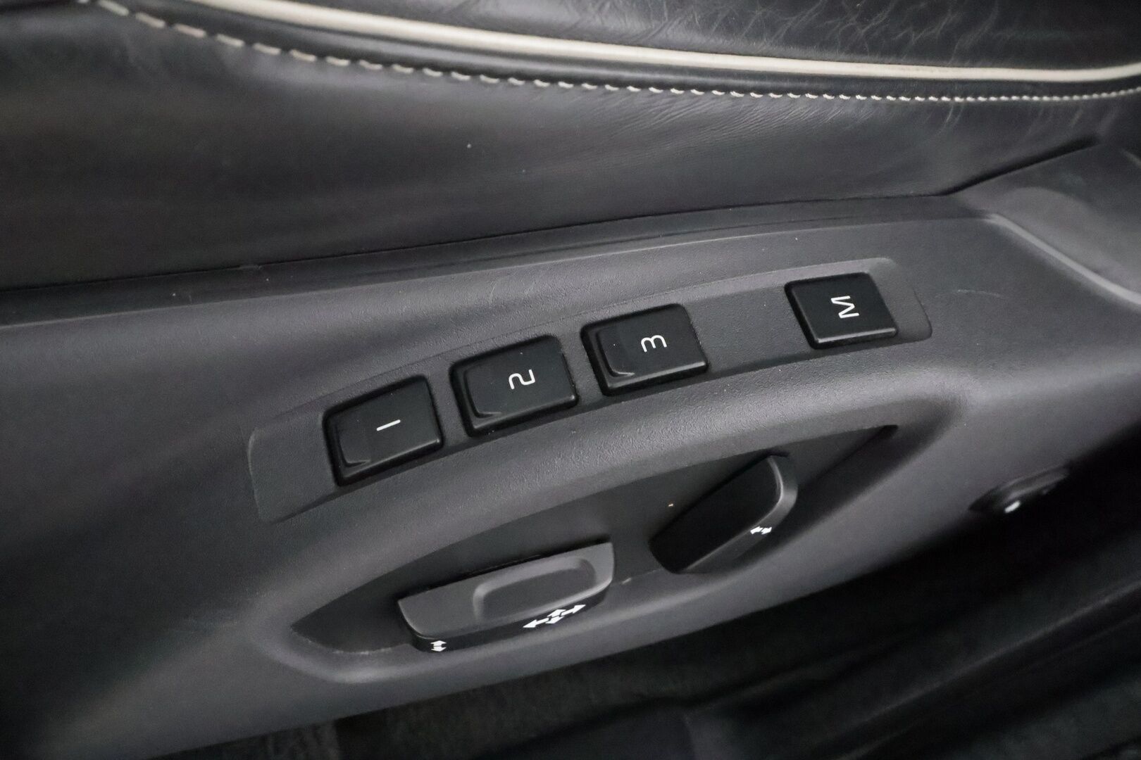 Volvo V60 2017 T5 R-Design aut * Webasto / Vakkari / Xenon / P.Tutkat / Muistipenkki / Navi / Keyless * - Kahdet renkaat aluvanteilla