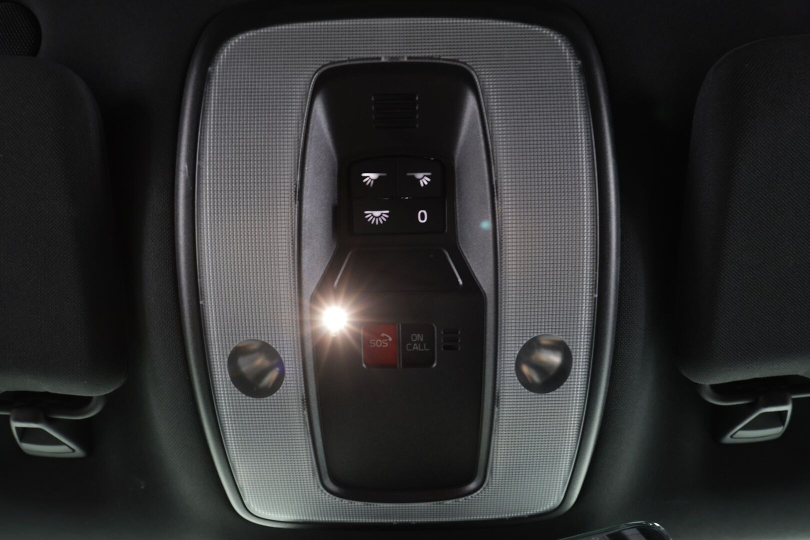 Volvo V60 2017 T5 R-Design aut * Webasto / Vakkari / Xenon / P.Tutkat / Muistipenkki / Navi / Keyless * - Kahdet renkaat aluvanteilla