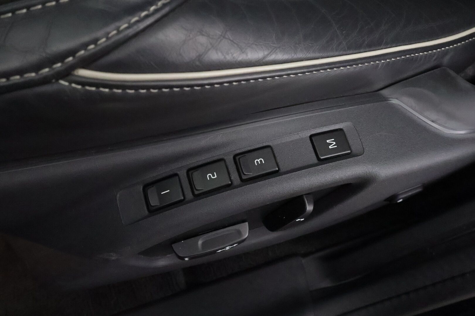Volvo V60 2017 T5 R-Design aut * Webasto / Vakkari / Xenon / P.Tutkat / Muistipenkki / Navi / Keyless * - Kahdet renkaat aluvanteilla