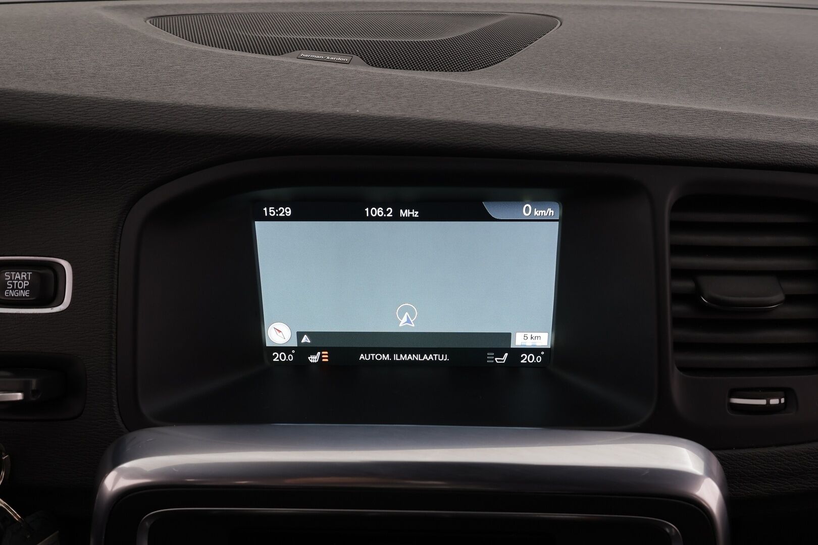 Volvo V60 2017 T5 R-Design aut * Webasto / Vakkari / Xenon / P.Tutkat / Muistipenkki / Navi / Keyless * - Kahdet renkaat aluvanteilla