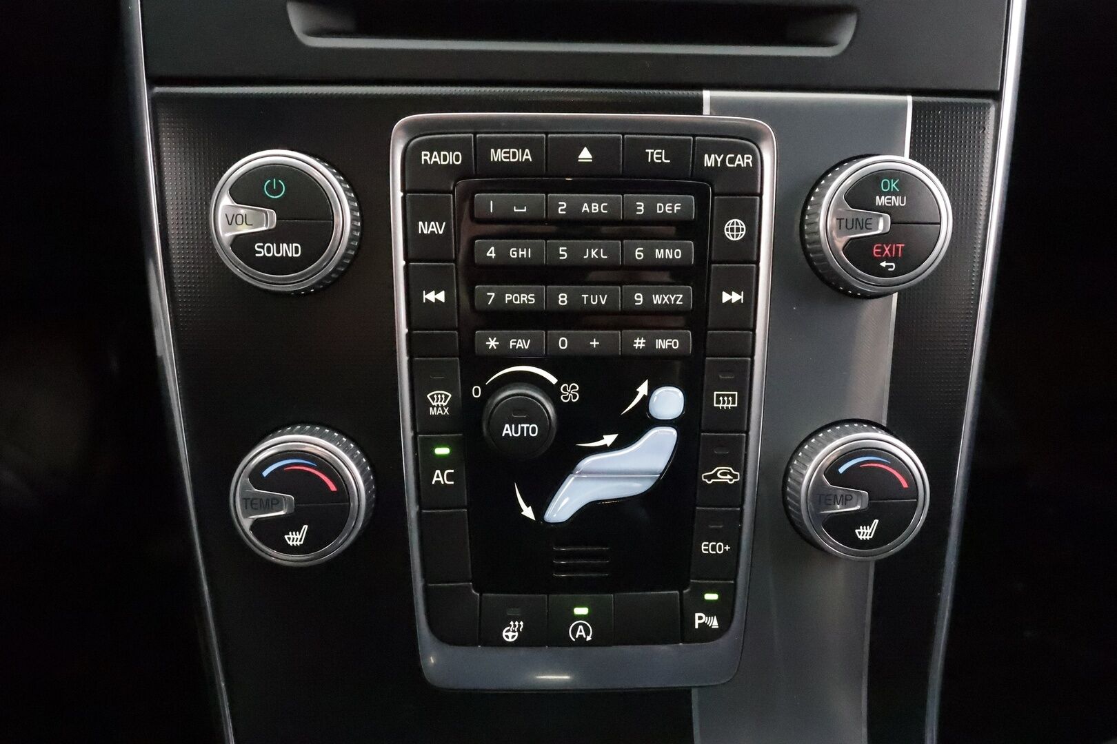 Volvo V60 2017 T5 R-Design aut * Webasto / Vakkari / Xenon / P.Tutkat / Muistipenkki / Navi / Keyless * - Kahdet renkaat aluvanteilla