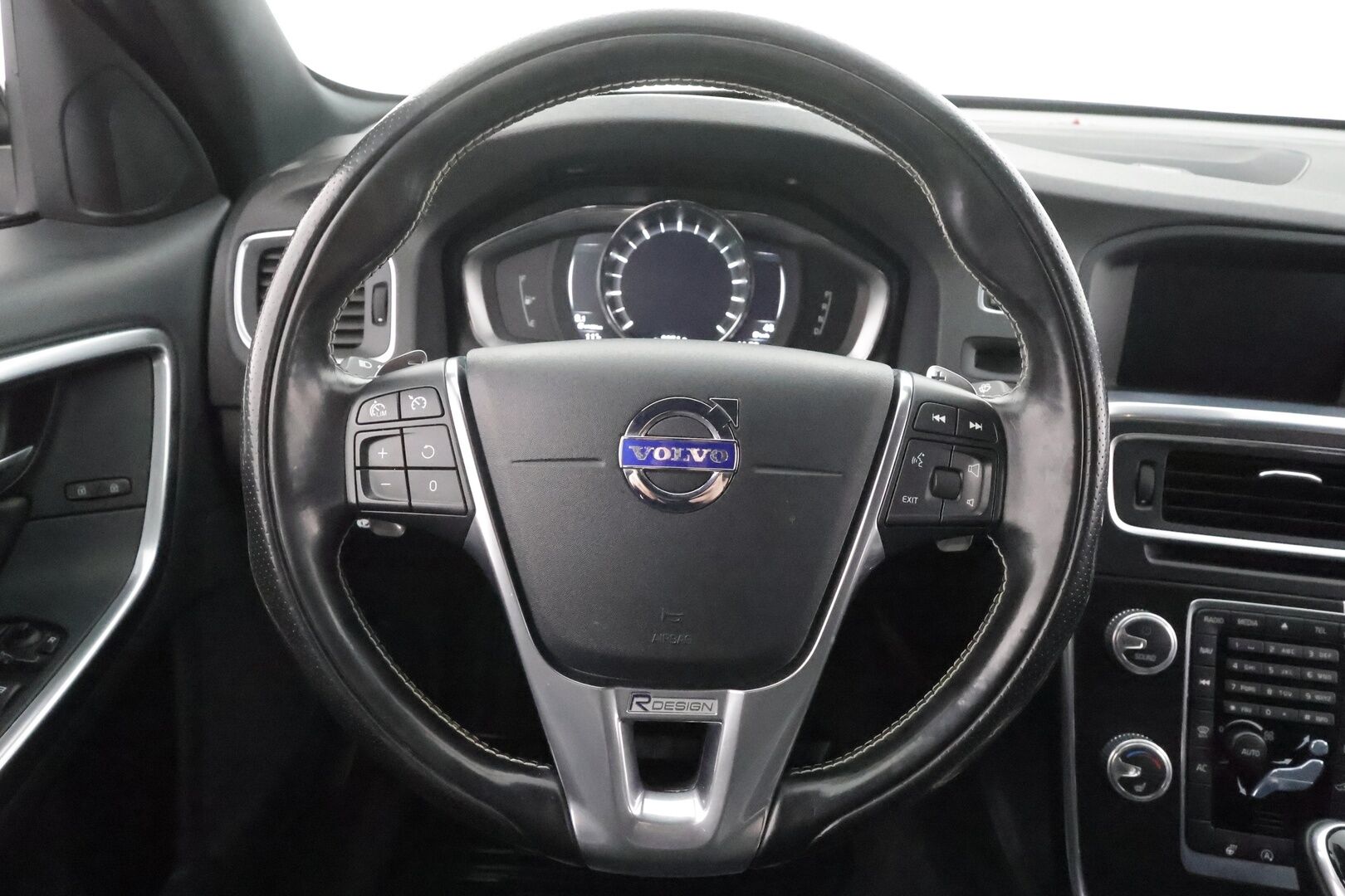 Volvo V60 2017 T5 R-Design aut * Webasto / Vakkari / Xenon / P.Tutkat / Muistipenkki / Navi / Keyless * - Kahdet renkaat aluvanteilla