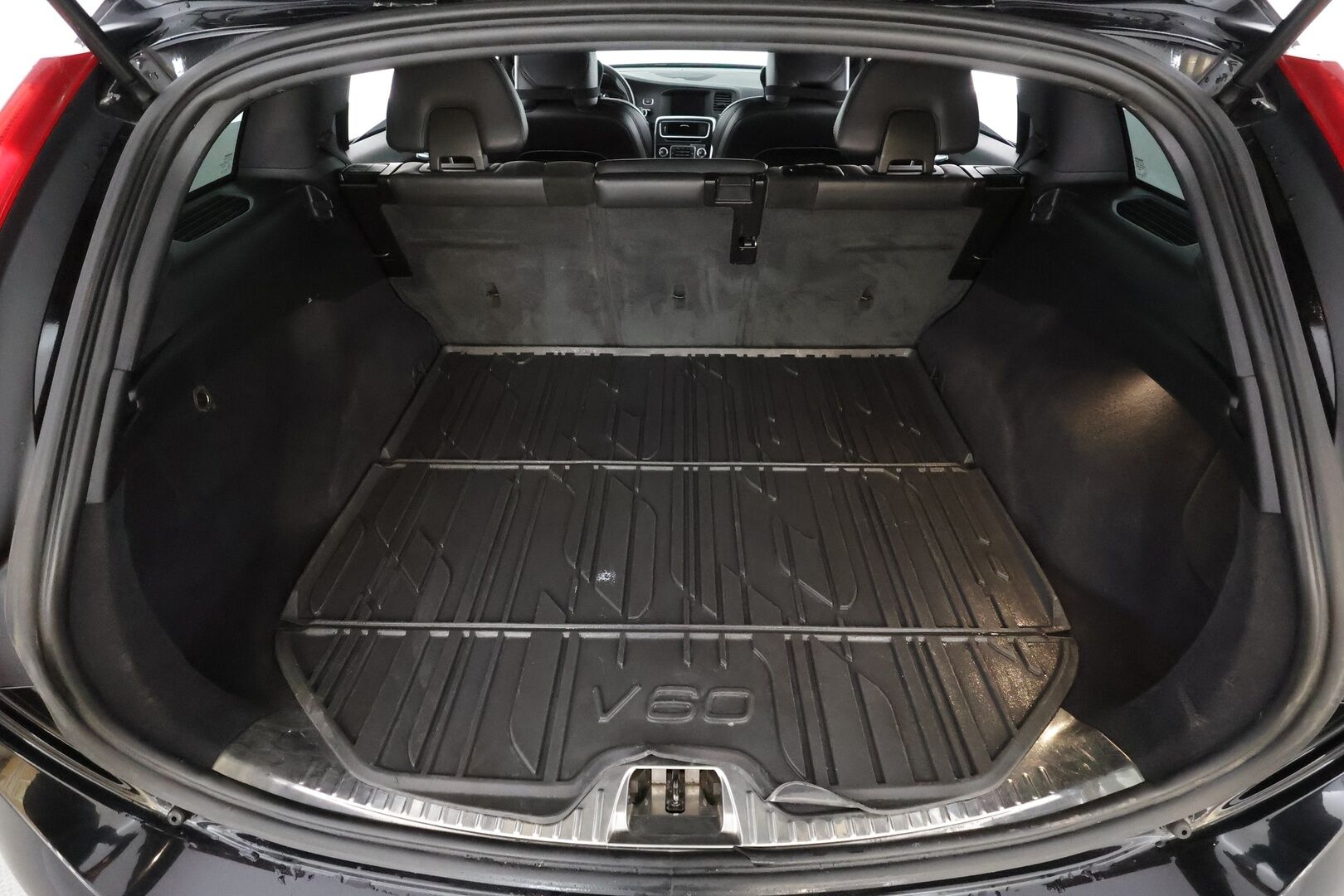 Volvo V60 2017 T5 R-Design aut * Webasto / Vakkari / Xenon / P.Tutkat / Muistipenkki / Navi / Keyless * - Kahdet renkaat aluvanteilla