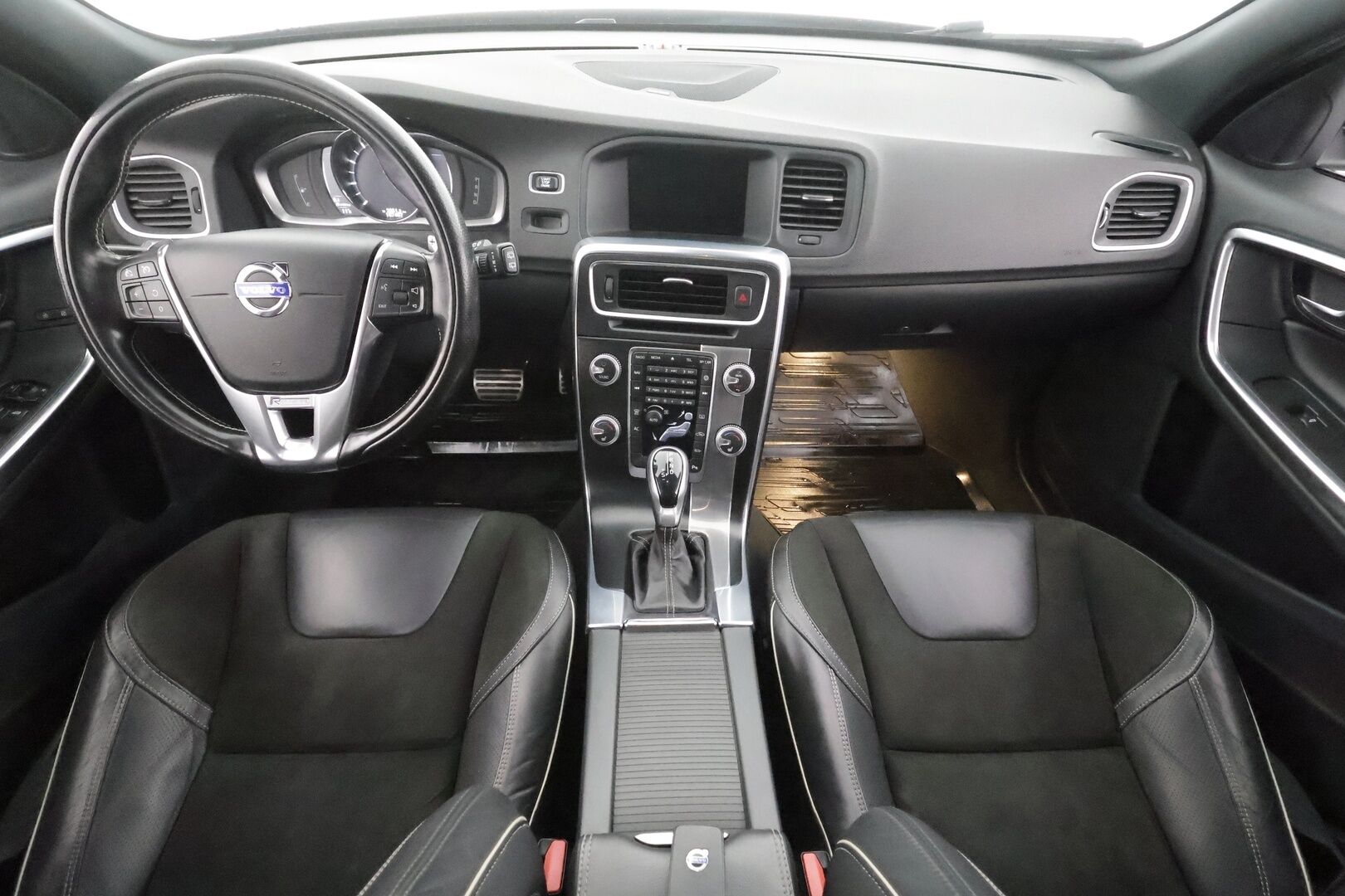 Volvo V60 2017 T5 R-Design aut * Webasto / Vakkari / Xenon / P.Tutkat / Muistipenkki / Navi / Keyless * - Kahdet renkaat aluvanteilla