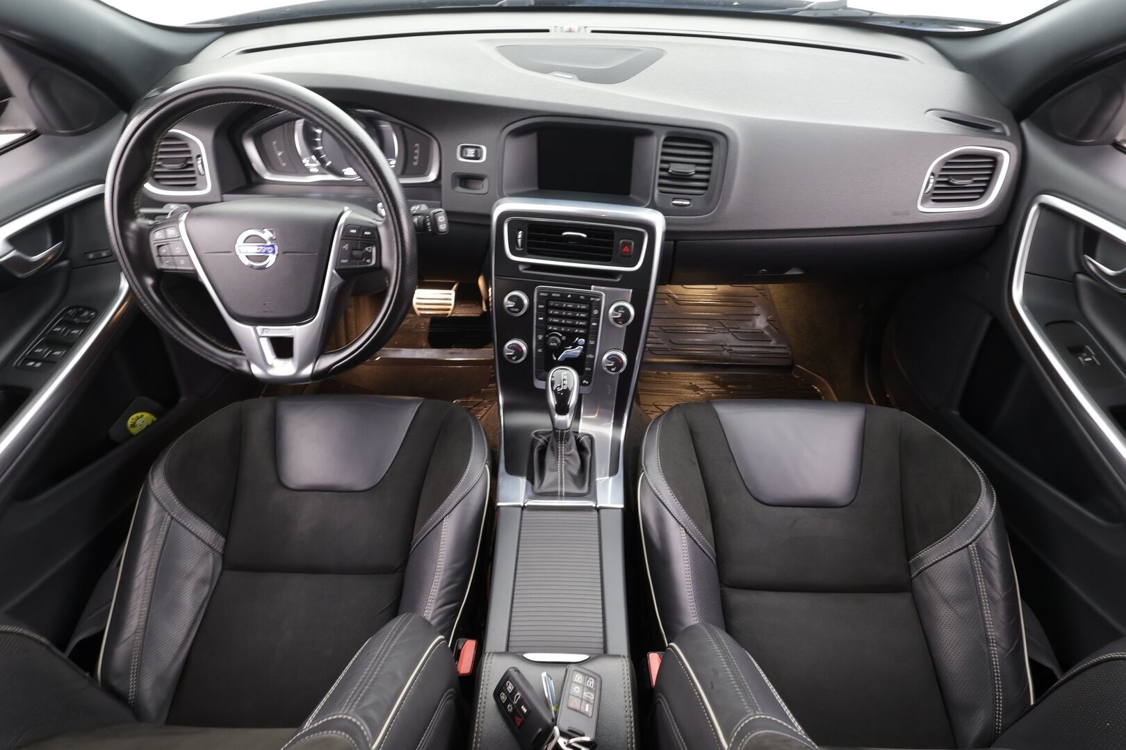 Volvo V60 2017 T5 R-Design aut * Webasto / Vakkari / Xenon / P.Tutkat / Muistipenkki / Navi / Keyless * - Kahdet renkaat aluvanteilla