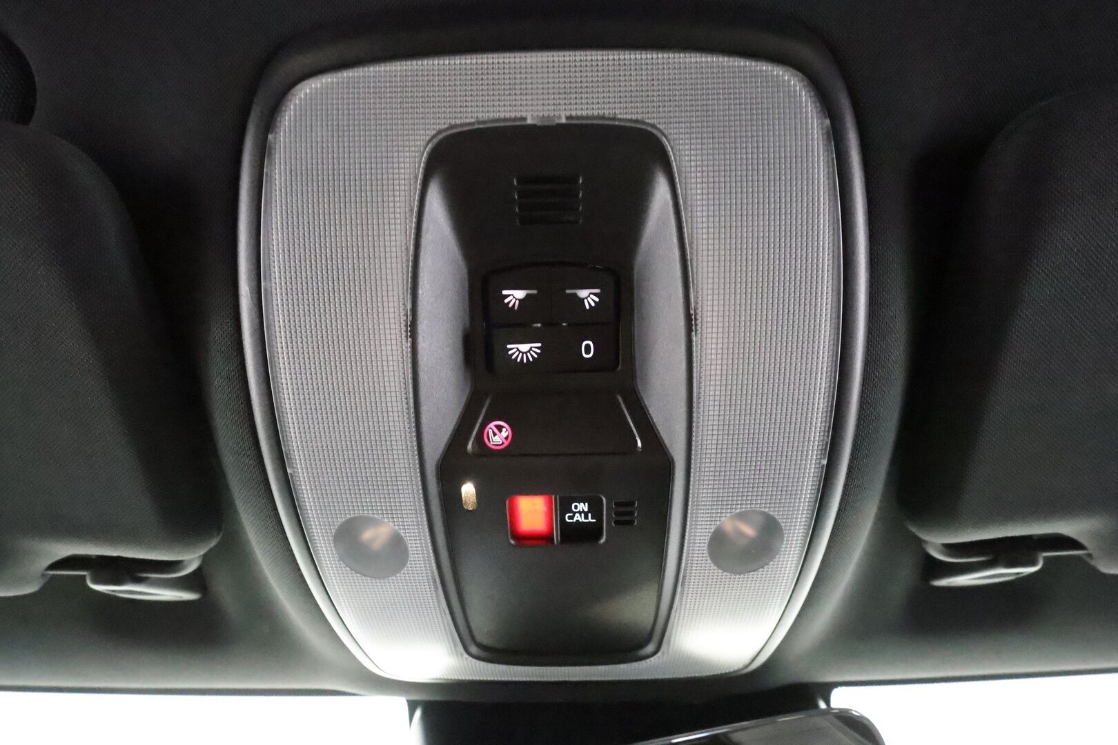 Volvo V60 2017 T5 R-Design aut * Webasto / Vakkari / Xenon / P.Tutkat / Muistipenkki / Navi / Keyless * - Kahdet renkaat aluvanteilla