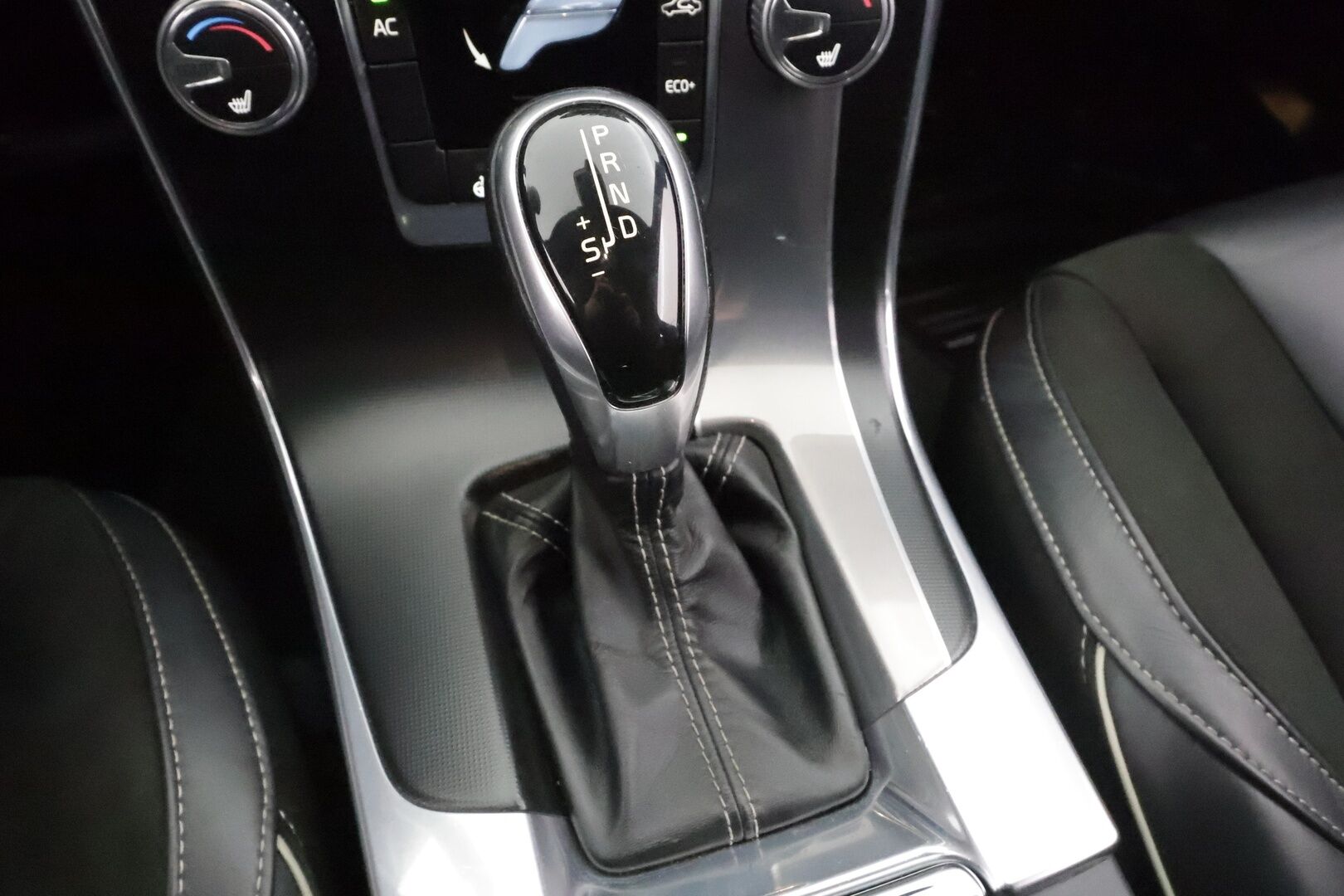 Volvo V60 2017 T5 R-Design aut * Webasto / Vakkari / Xenon / P.Tutkat / Muistipenkki / Navi / Keyless * - Kahdet renkaat aluvanteilla