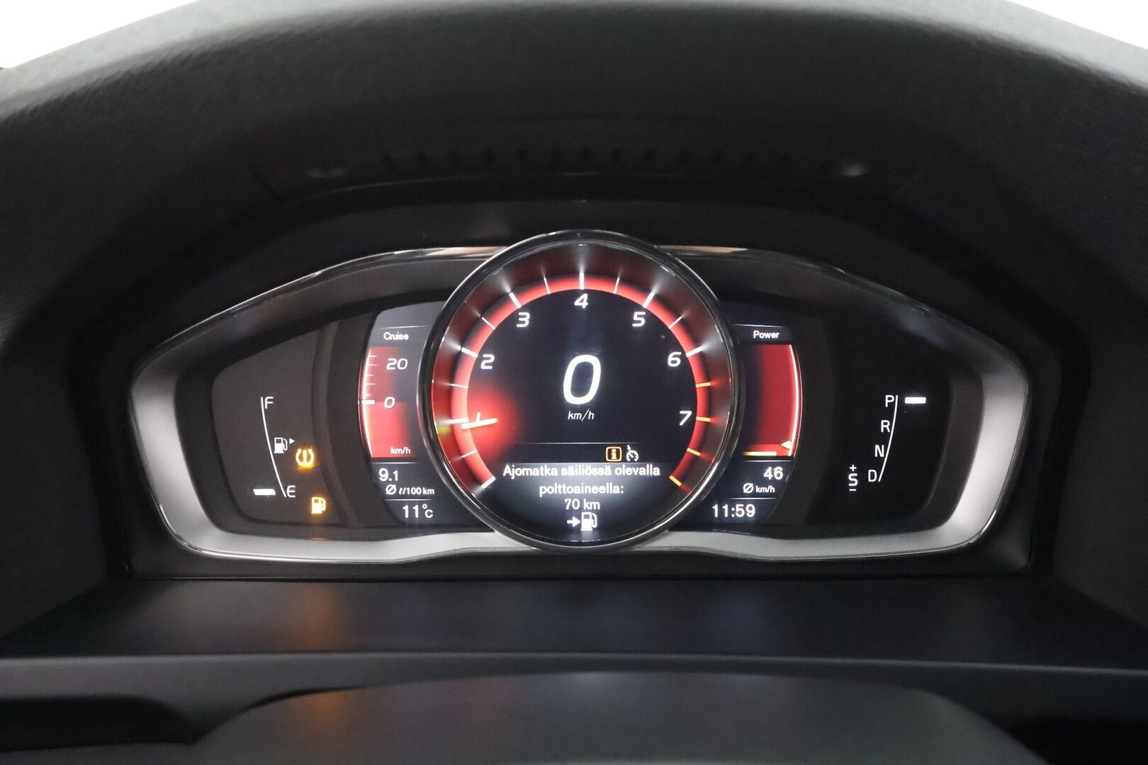 Volvo V60 2017 T5 R-Design aut * Webasto / Vakkari / Xenon / P.Tutkat / Muistipenkki / Navi / Keyless * - Kahdet renkaat aluvanteilla