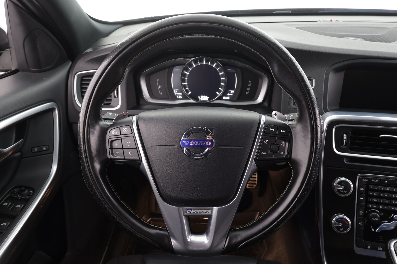Volvo V60 2017 T5 R-Design aut * Webasto / Vakkari / Xenon / P.Tutkat / Muistipenkki / Navi / Keyless * - Kahdet renkaat aluvanteilla