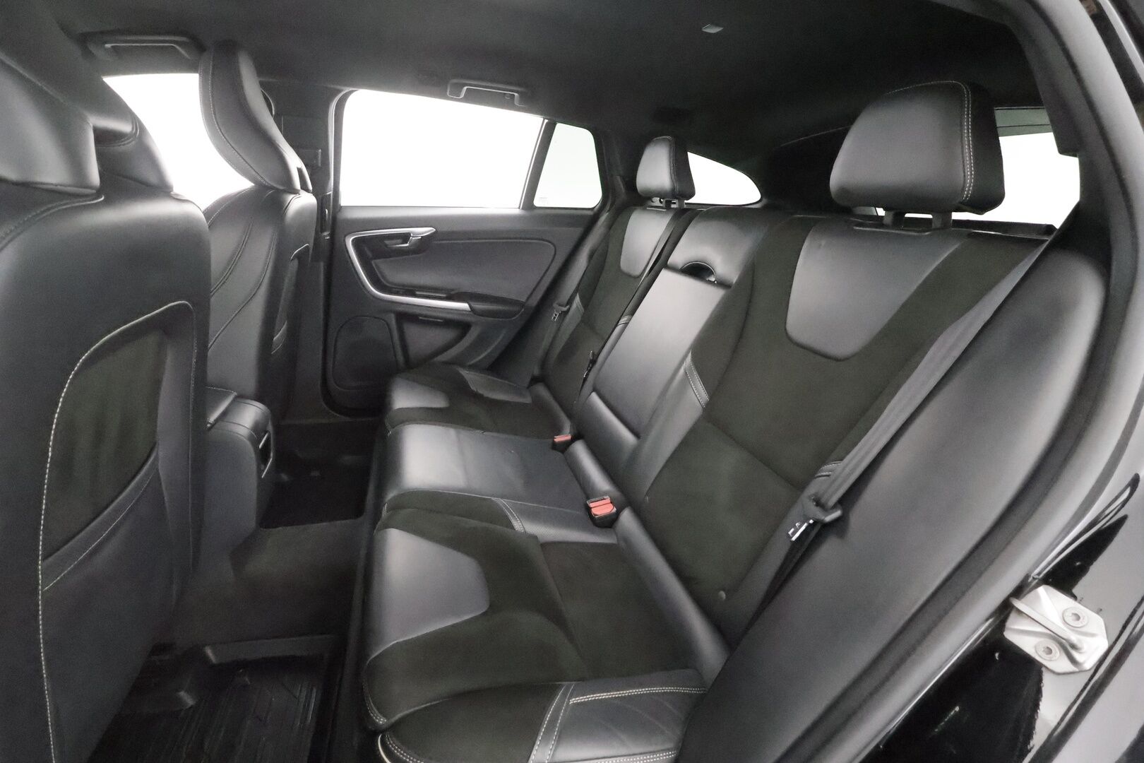 Volvo V60 2017 T5 R-Design aut * Webasto / Vakkari / Xenon / P.Tutkat / Muistipenkki / Navi / Keyless * - Kahdet renkaat aluvanteilla