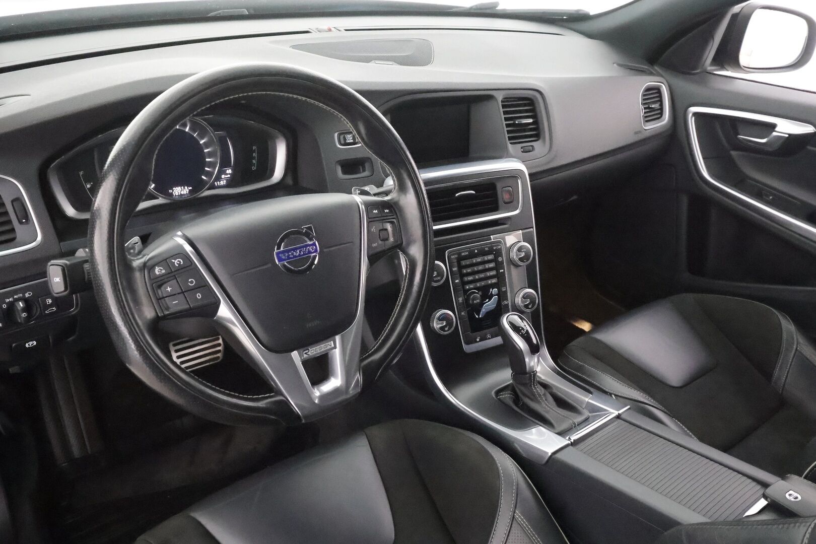 Volvo V60 2017 T5 R-Design aut * Webasto / Vakkari / Xenon / P.Tutkat / Muistipenkki / Navi / Keyless * - Kahdet renkaat aluvanteilla