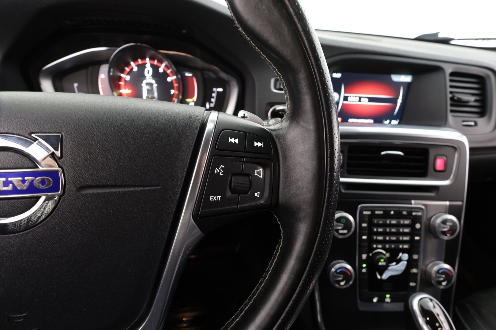 Volvo V60 2017 T5 R-Design aut * Webasto / Vakkari / Xenon / P.Tutkat / Muistipenkki / Navi / Keyless * - Kahdet renkaat aluvanteilla