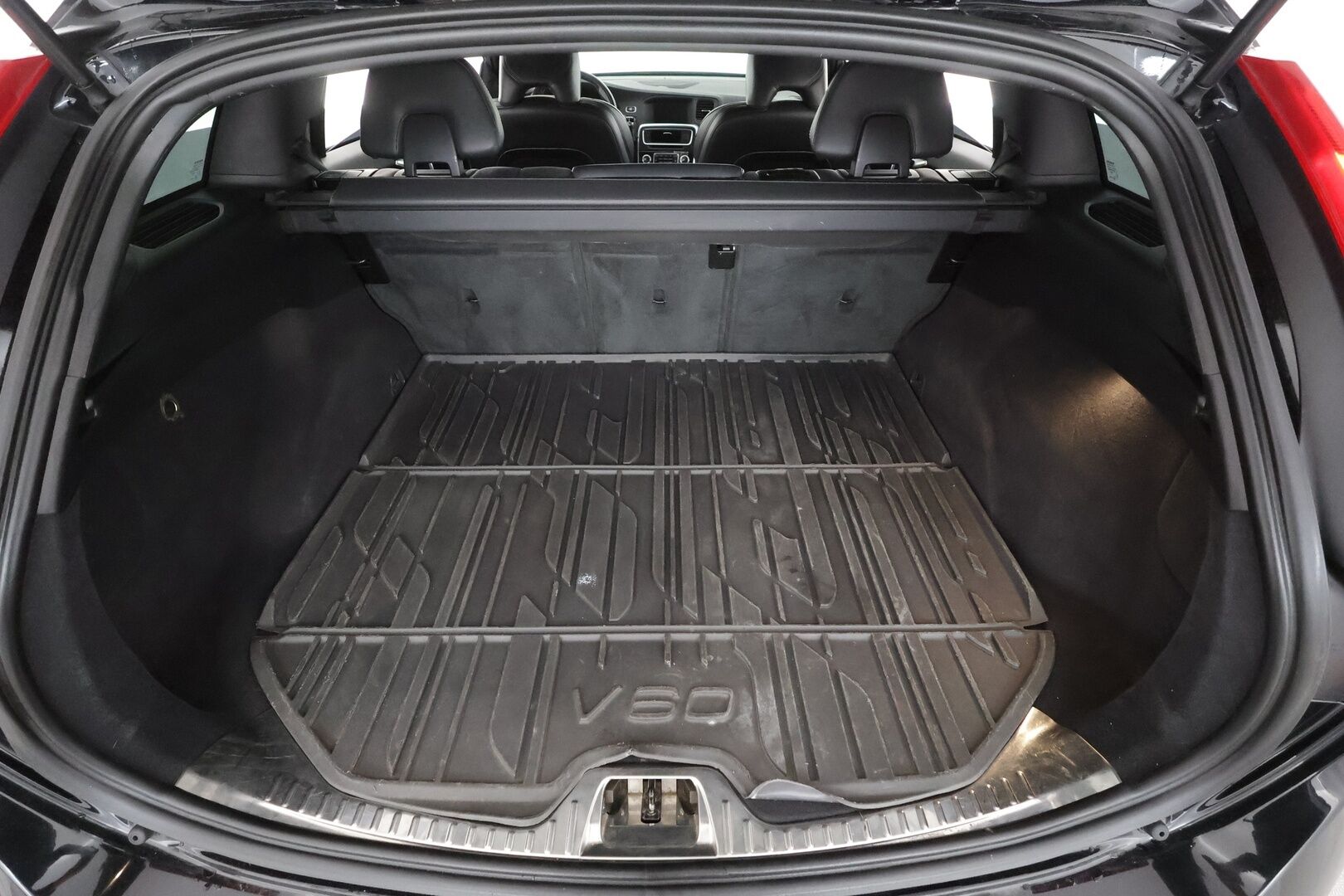 Volvo V60 2017 T5 R-Design aut * Webasto / Vakkari / Xenon / P.Tutkat / Muistipenkki / Navi / Keyless * - Kahdet renkaat aluvanteilla