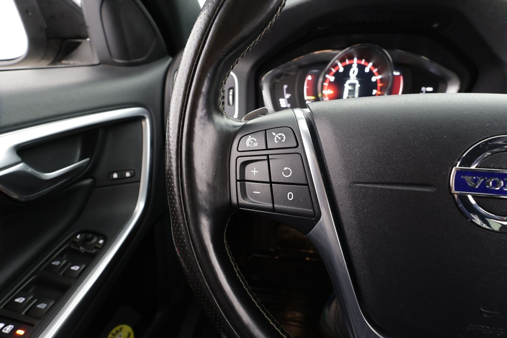 Volvo V60 2017 T5 R-Design aut * Webasto / Vakkari / Xenon / P.Tutkat / Muistipenkki / Navi / Keyless * - Kahdet renkaat aluvanteilla