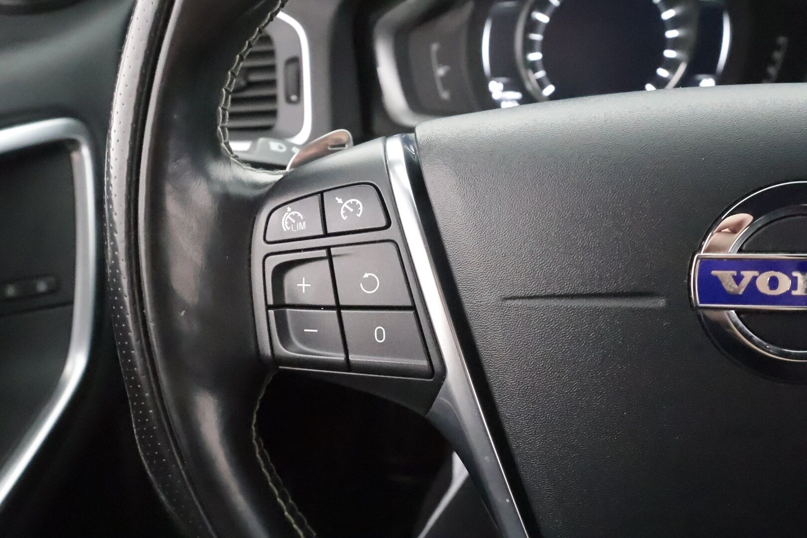 Volvo V60 2017 T5 R-Design aut * Webasto / Vakkari / Xenon / P.Tutkat / Muistipenkki / Navi / Keyless * - Kahdet renkaat aluvanteilla