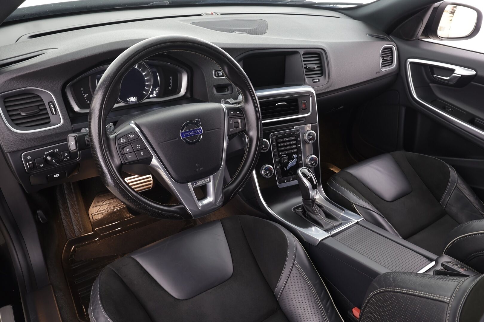 Volvo V60 2017 T5 R-Design aut * Webasto / Vakkari / Xenon / P.Tutkat / Muistipenkki / Navi / Keyless * - Kahdet renkaat aluvanteilla