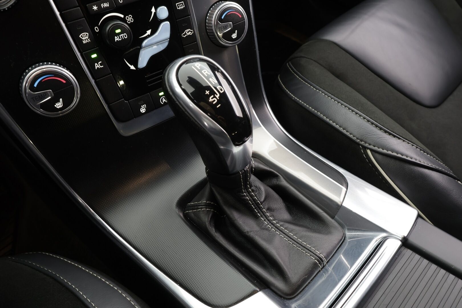 Volvo V60 2017 T5 R-Design aut * Webasto / Vakkari / Xenon / P.Tutkat / Muistipenkki / Navi / Keyless * - Kahdet renkaat aluvanteilla
