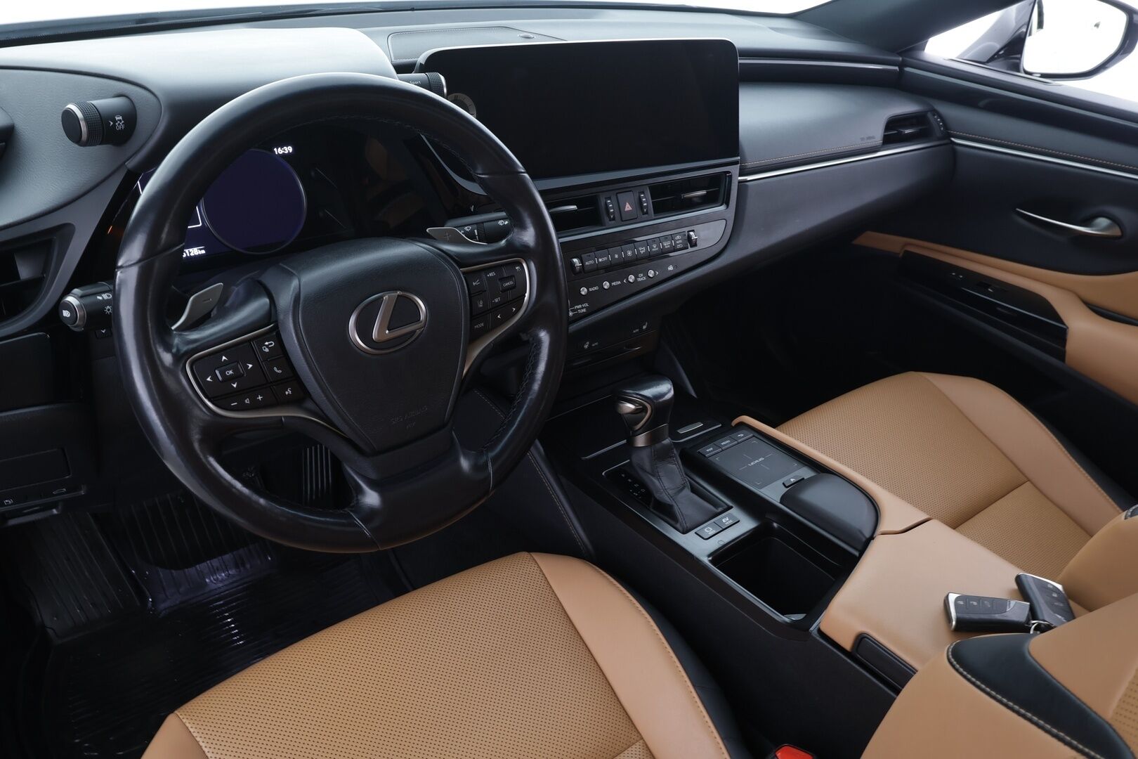 Lexus ES300 2022 300h Business Edition * ACC / P.kamera / Lasikattoluukku / Ruskeat nahat / Sähköpenkit / Navi / LED / Keyless * - Suomi-auto / Kahdet renkaat aluvanteilla / Merkkihuollettu