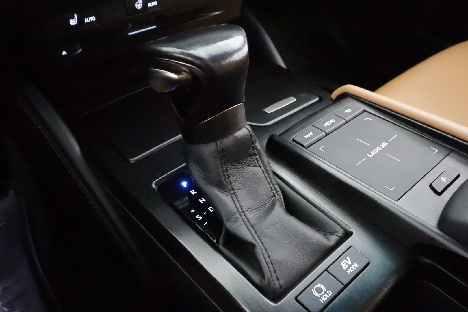 Lexus ES300 2022 300h Business Edition * ACC / P.kamera / Lasikattoluukku / Ruskeat nahat / Sähköpenkit / Navi / LED / Keyless * - Suomi-auto / Kahdet renkaat aluvanteilla / Merkkihuollettu
