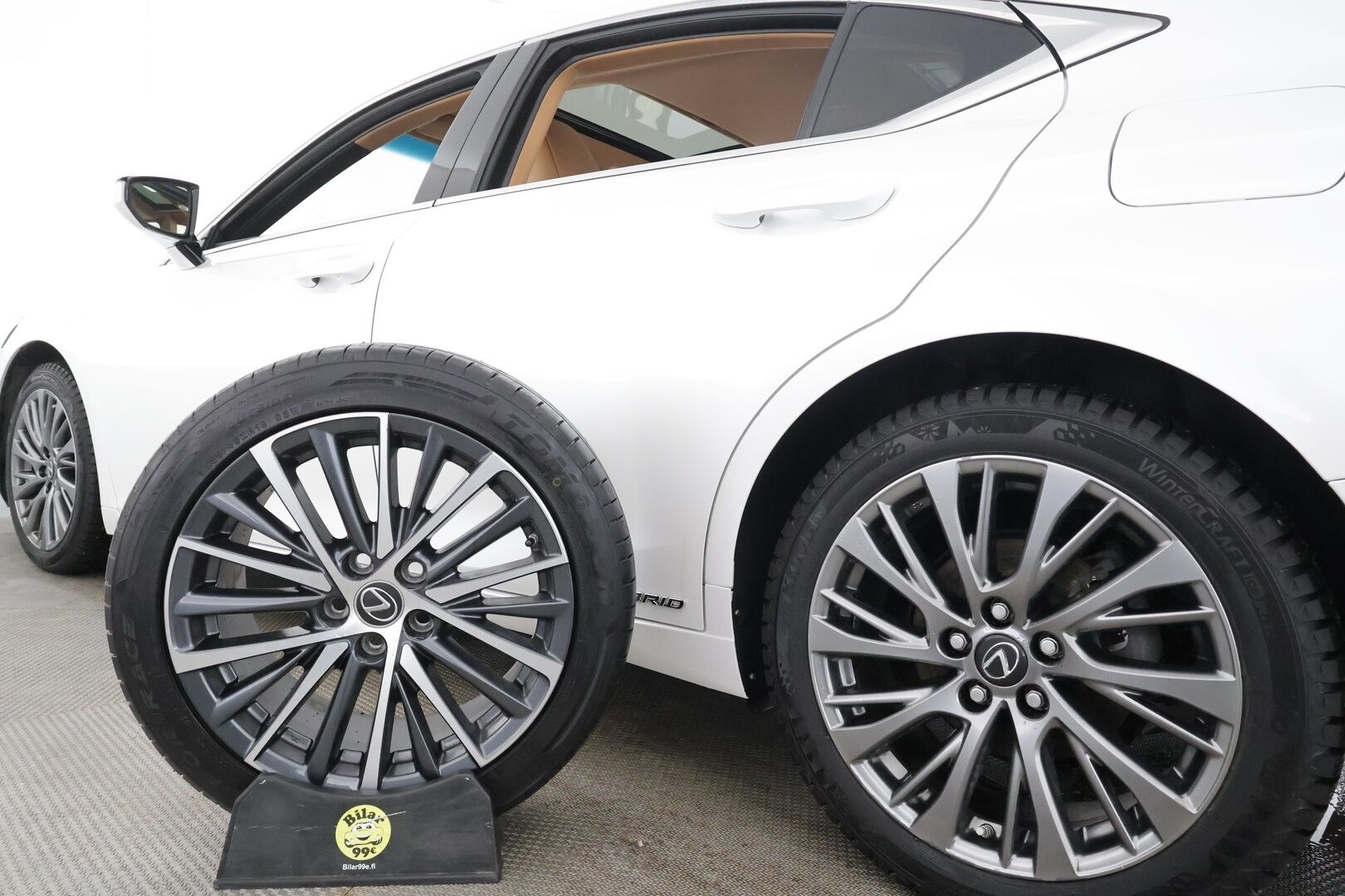 Lexus ES 2022 300h Business Edition * ACC / P.kamera / Lasikattoluukku / Ruskeat nahat / Sähköpenkit / Navi / LED / Keyless * - Suomi-auto / Kahdet renkaat aluvanteilla / Merkkihuollettu