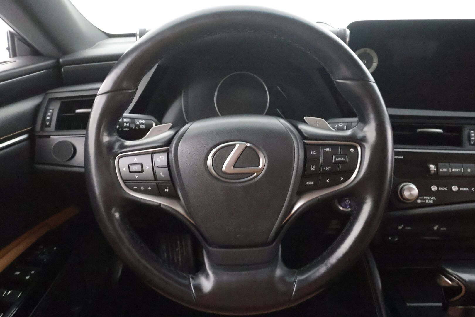 Lexus ES300 2022 300h Business Edition * ACC / P.kamera / Lasikattoluukku / Ruskeat nahat / Sähköpenkit / Navi / LED / Keyless * - Suomi-auto / Kahdet renkaat aluvanteilla / Merkkihuollettu