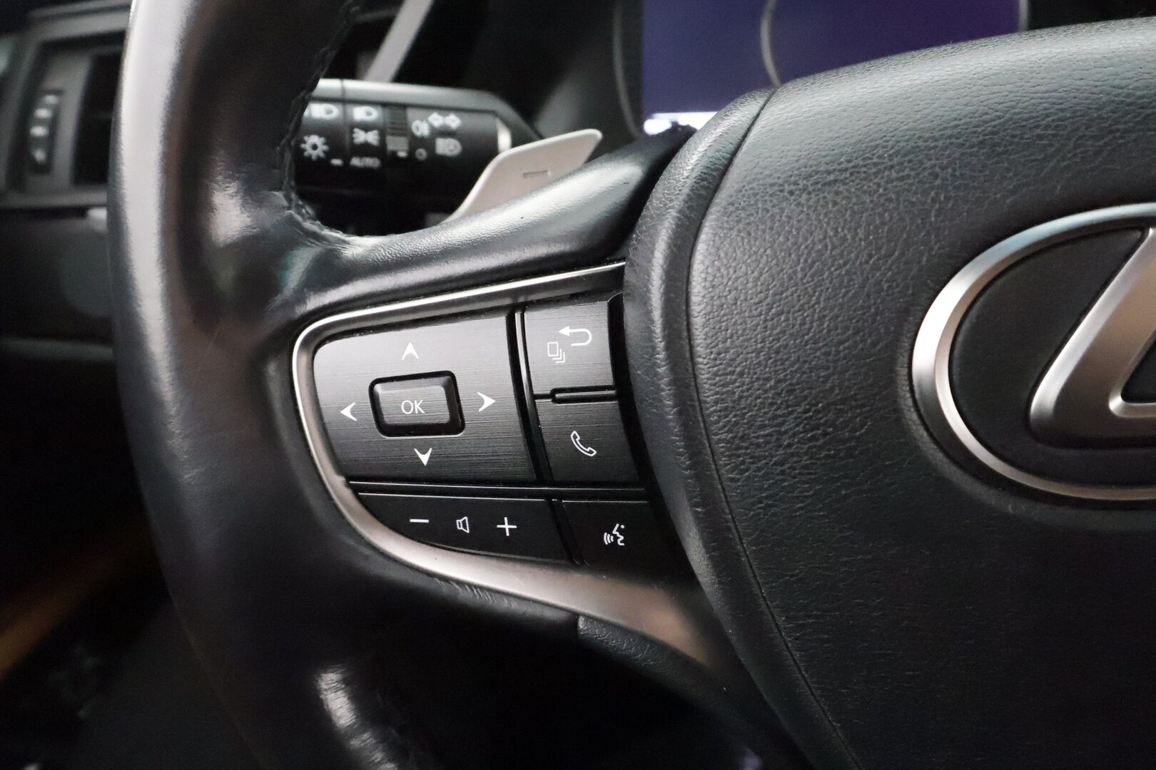 Lexus ES300 2022 300h Business Edition * ACC / P.kamera / Lasikattoluukku / Ruskeat nahat / Sähköpenkit / Navi / LED / Keyless * - Suomi-auto / Kahdet renkaat aluvanteilla / Merkkihuollettu