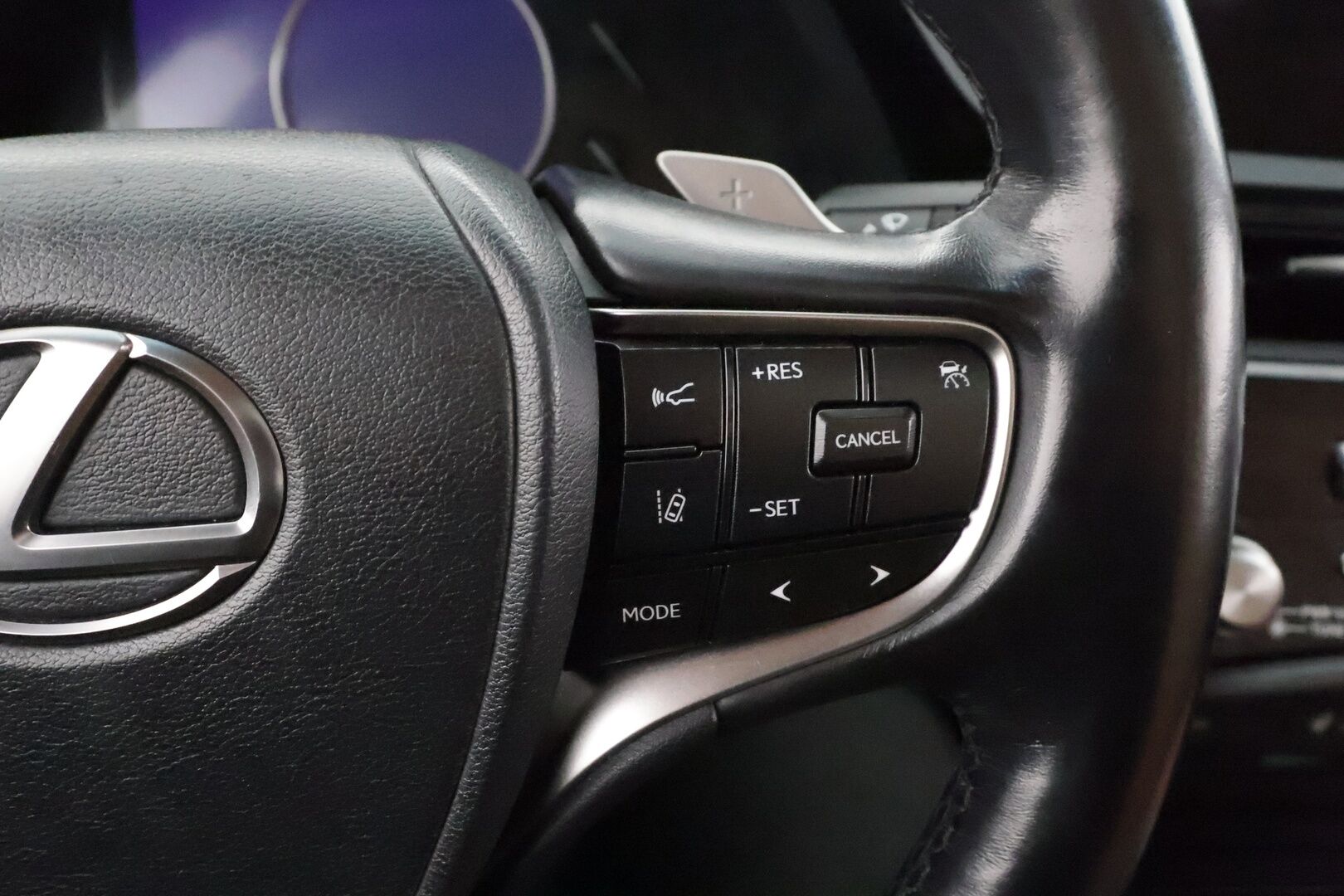 Lexus ES300 2022 300h Business Edition * ACC / P.kamera / Lasikattoluukku / Ruskeat nahat / Sähköpenkit / Navi / LED / Keyless * - Suomi-auto / Kahdet renkaat aluvanteilla / Merkkihuollettu