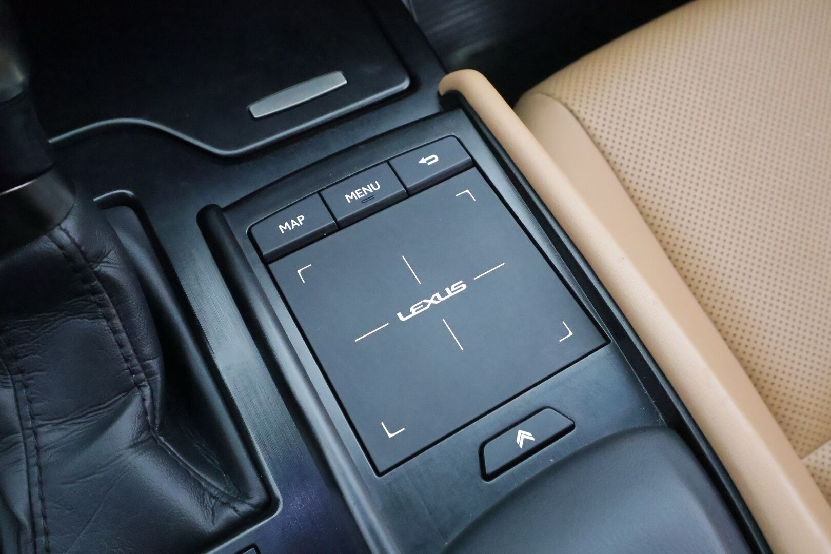 Lexus ES 2022 300h Business Edition * ACC / P.kamera / Lasikattoluukku / Ruskeat nahat / Sähköpenkit / Navi / LED / Keyless * - Suomi-auto / Kahdet renkaat aluvanteilla / Merkkihuollettu