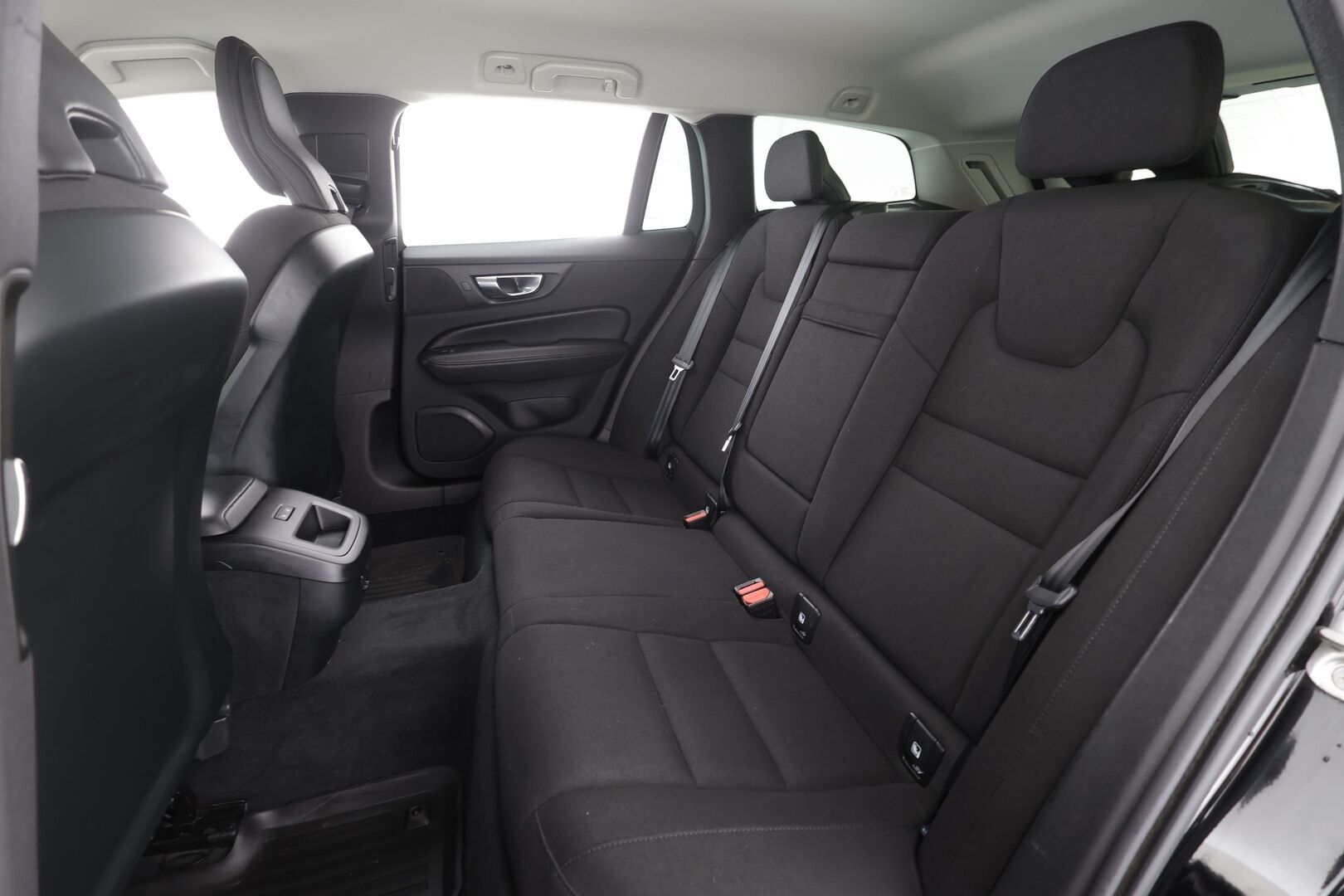 Volvo V60 Cross Country 2022 B4 AWD D-MHEV Business Edition aut * Pilot Assist / Webasto / Koukku / LED / Keyless / Apple&Android * - 1.Om Suomi-auto / Kahdet Renkaat