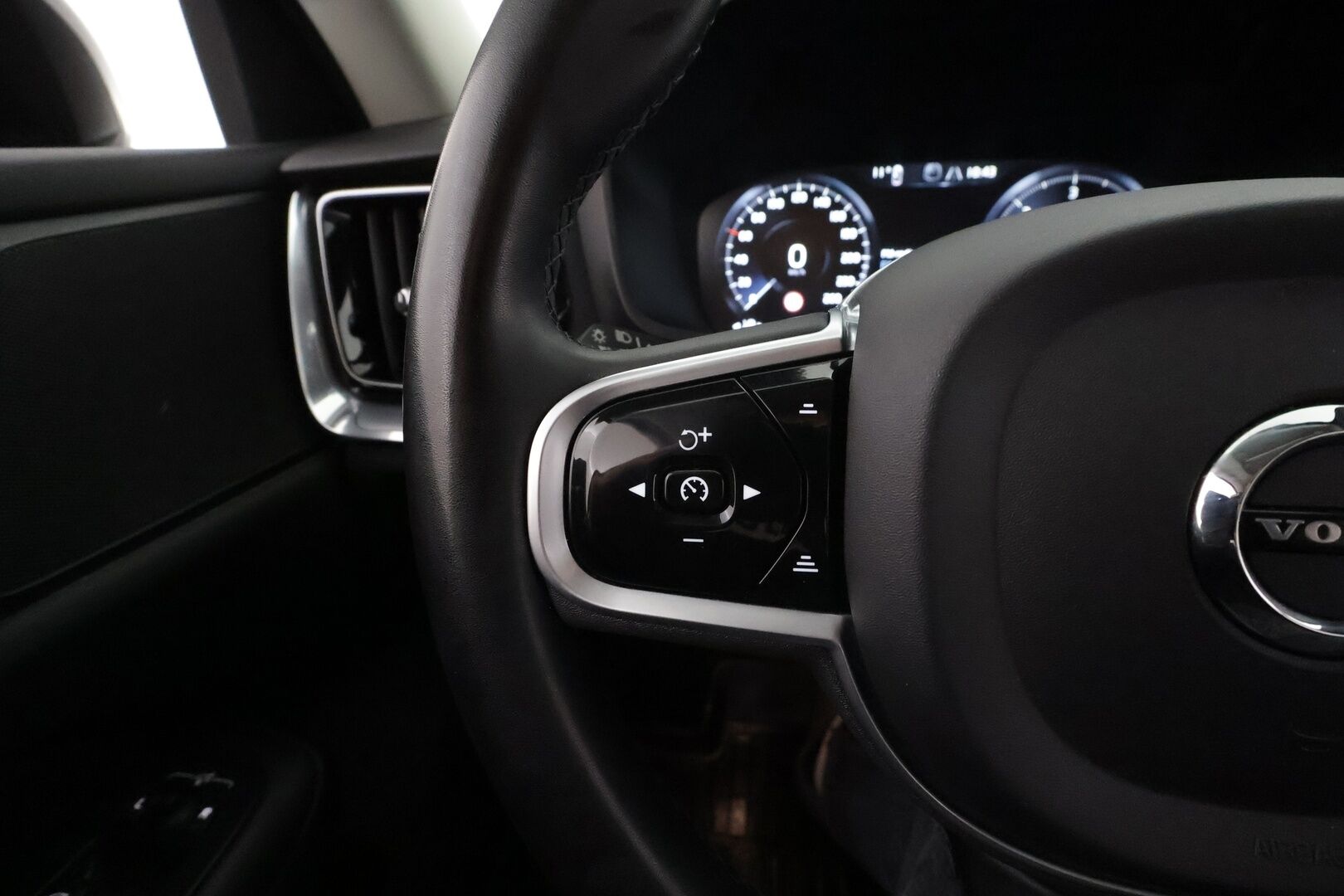 Volvo V60 Cross Country 2022 B4 AWD D-MHEV Business Edition aut - Webasto | Adapt.Vakkari | Koukku | High Perf Audio | P-Kamera | Apple&Android | 1.Om Suomi-auto | Kahdet Renkaat Aluvantein