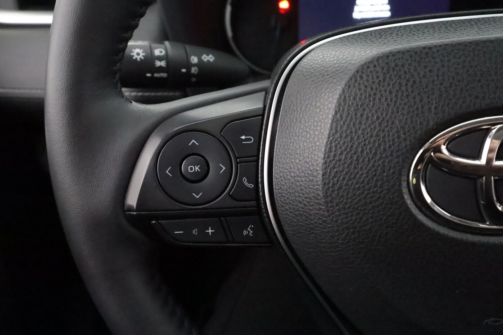 Toyota RAV4 2022 2,5 Hybrid Plus Edition - | 1-om suomiauto | Webasto | ACC | P.kamera ja tutkat | Navi | LED | LTA | Keyless | Lämm. ratti | Lämm. tuulilasi | Merkkihuollot | 2x renkaat aluin |