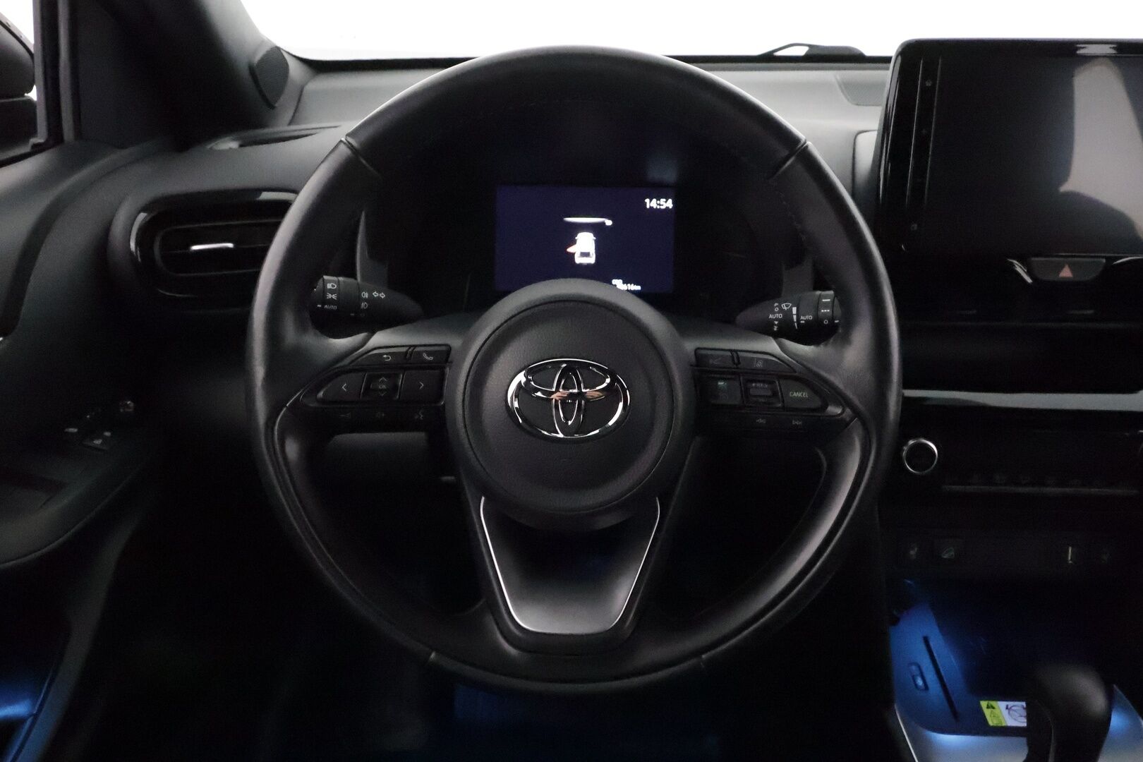 Toyota Yaris Cross 2022 1,5 Hybrid AWD-i Intense *ACC / P.kamera / Navi / LED / KeylessGo / Apple&Android* - Suomi-auto / Kahdet renkaat aluvanteilla / Merkkihuollettu